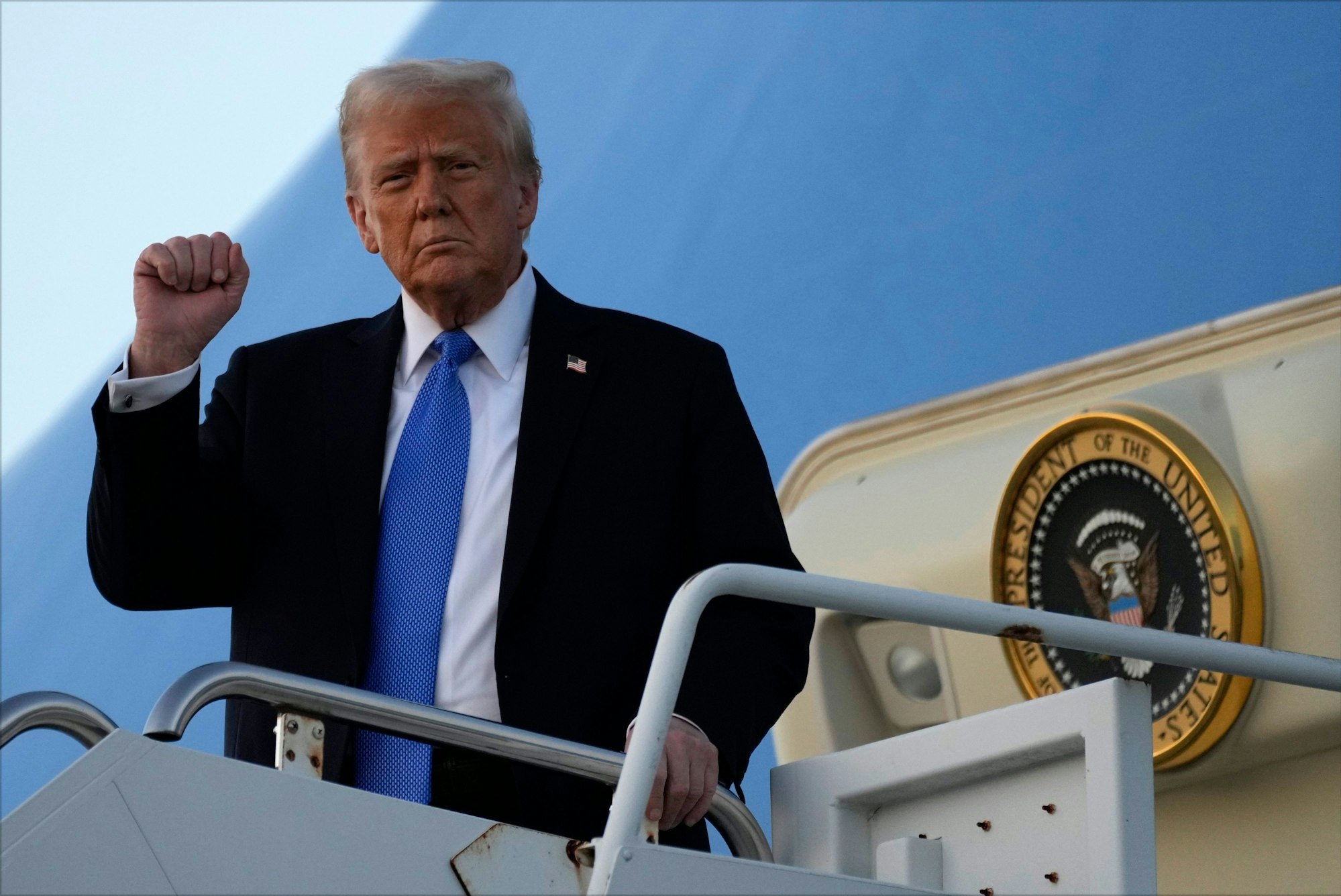 07.02.2025, USA, West Palm Beach: US-Präsident Donald Trump gestikuliert bei seiner Ankunft in der Air Force One auf dem Palm Beach International Airport. Foto: Ben Curtis/AP/dpa +++ dpa-Bildfunk +++