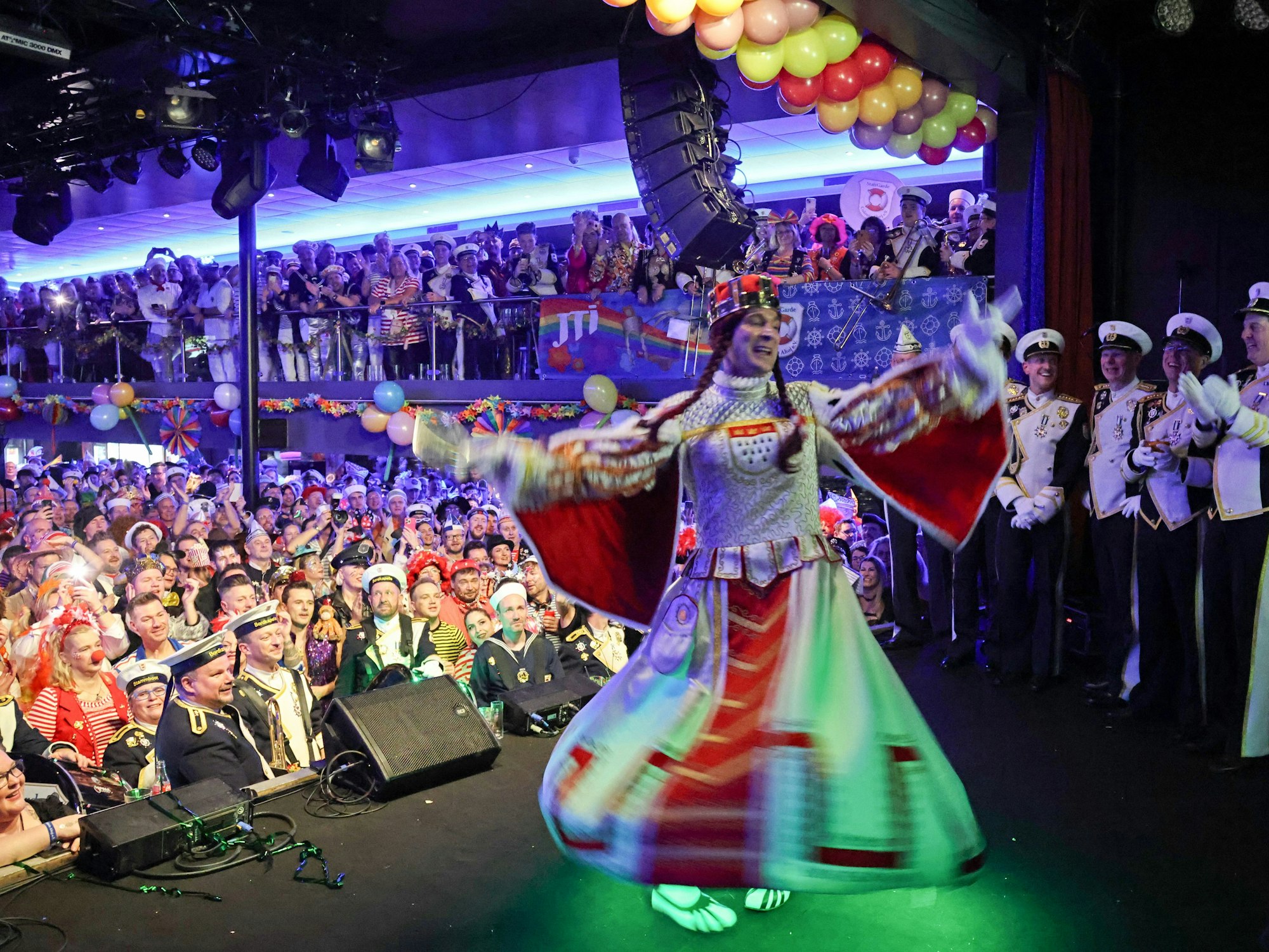 Jungfrau Marlis tanzt auf der Bühne.
