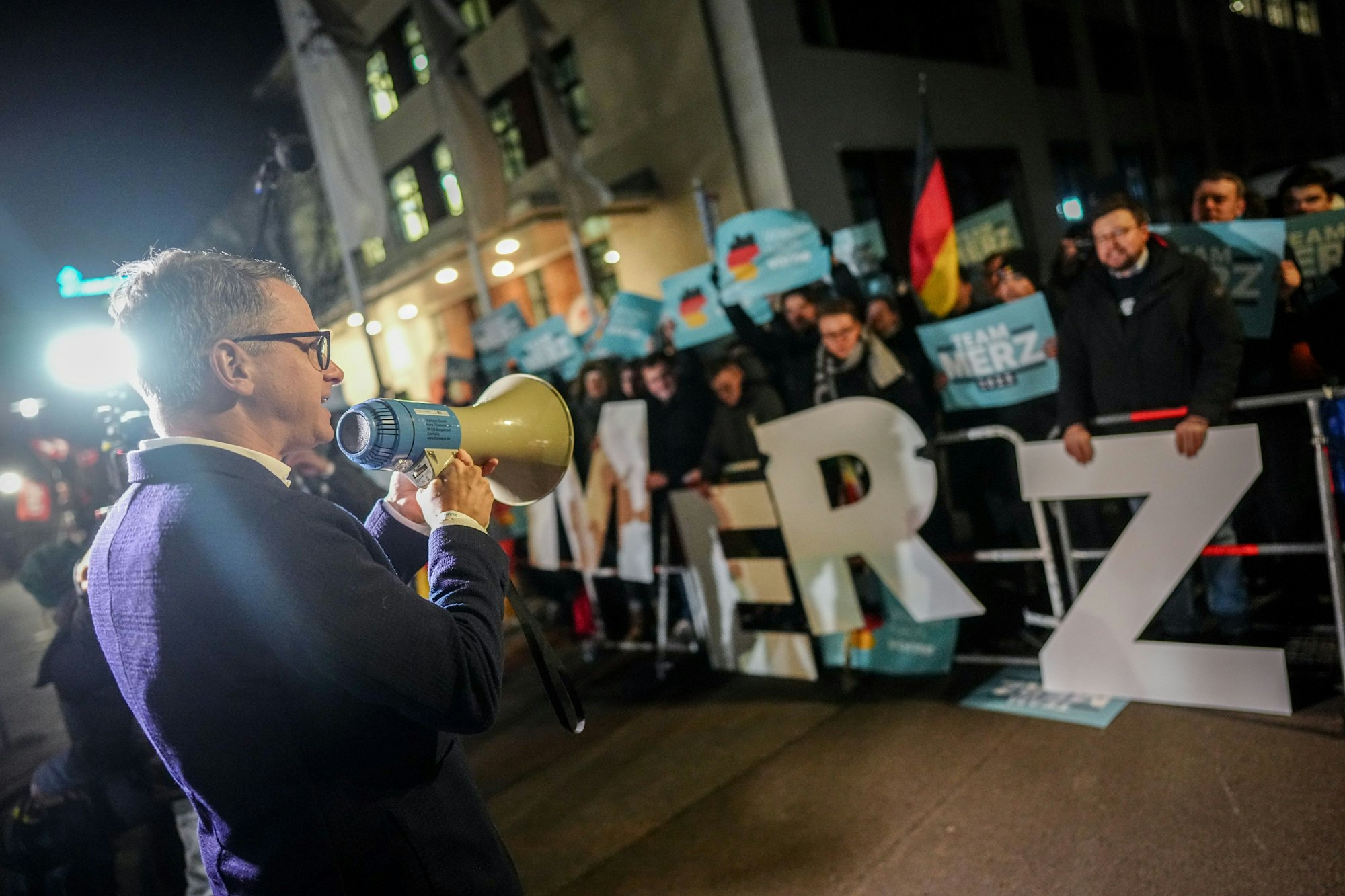 09.02.2025, Berlin: Carsten Linnemann, CDU-Generalsekretär, feuert vor dem TV-Duell von ARD und ZDF am Studio CDU-Anhänger an. Hier stellen sich Scholz und Unions-Kanzlerkandidat Merz im Studio Berlin-Adlershof zentralen Fragen und debattieren zu den wesentlichen Themen des Bundestagswahlkampfs. Foto: Kay Nietfeld/dpa +++ dpa-Bildfunk +++