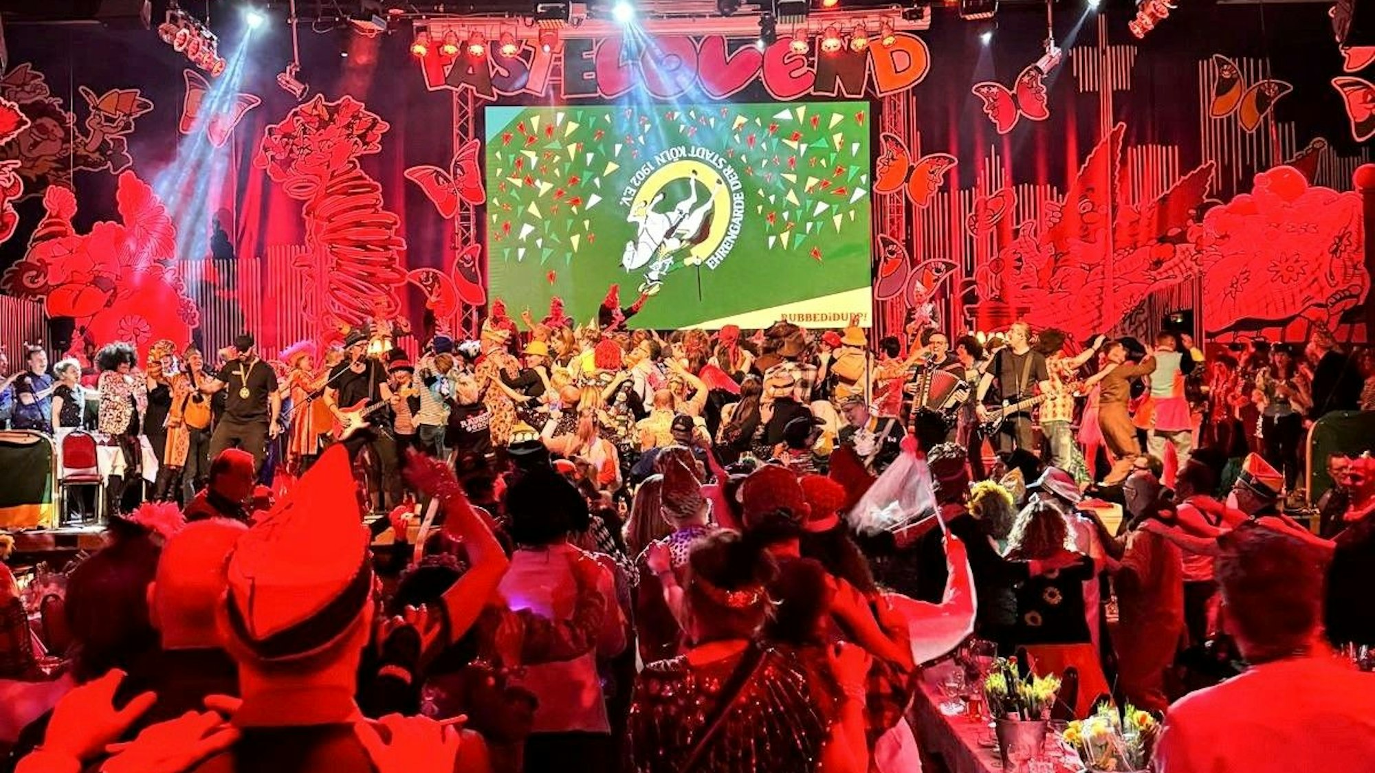 Karnevalisten beim Auftritt der Räuber auf der Bühne.