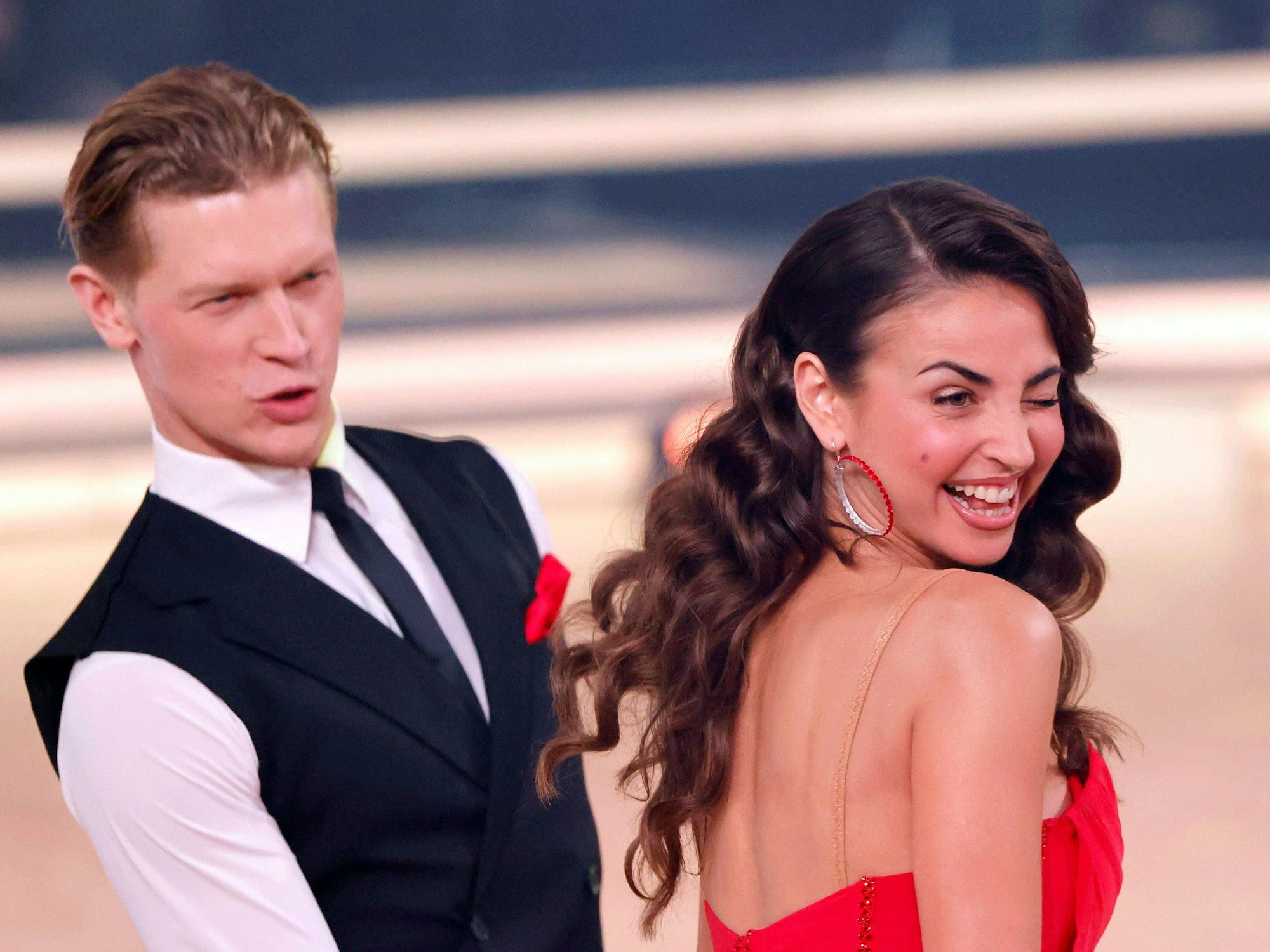 Tänzerin Ekaterina Leonova und Tänzer Paul Lorenz bei Die große Profi-Challenge nach der 17. Staffel der RTL-Tanzshow Let s Dance im Coloneum.