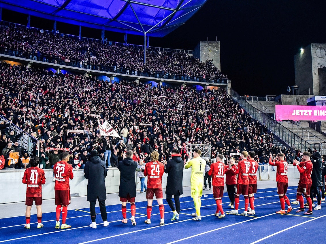 Die Lautern-Profis feiern vor dem Fanblock.