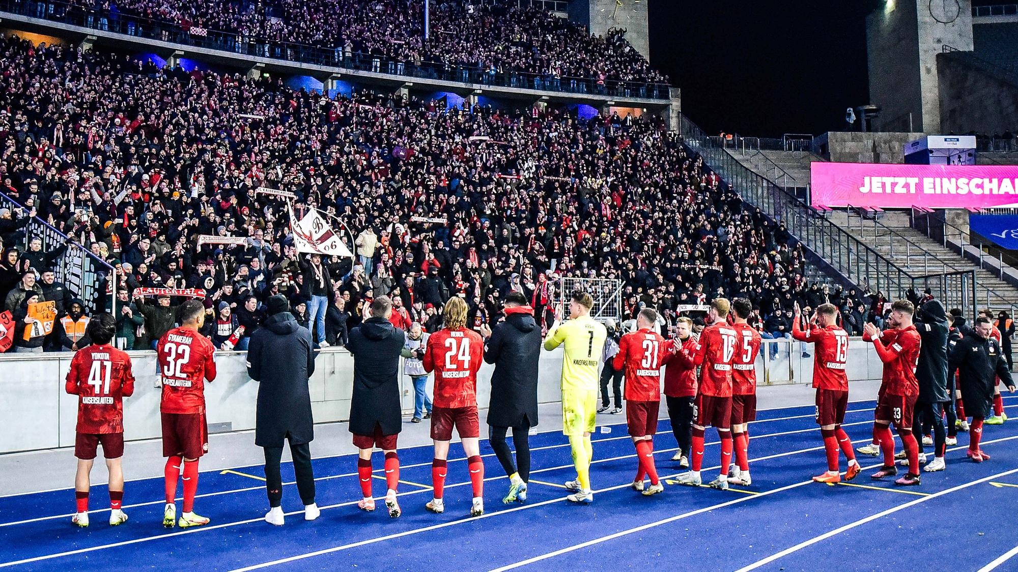 Die Lautern-Profis feiern vor dem Fanblock.