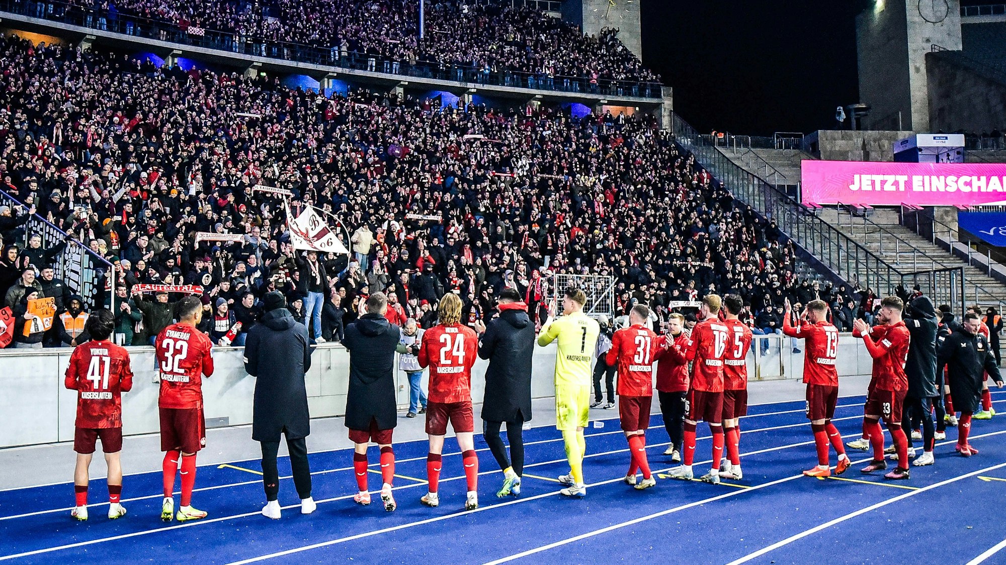 Die Lautern-Profis feiern vor dem Fanblock.