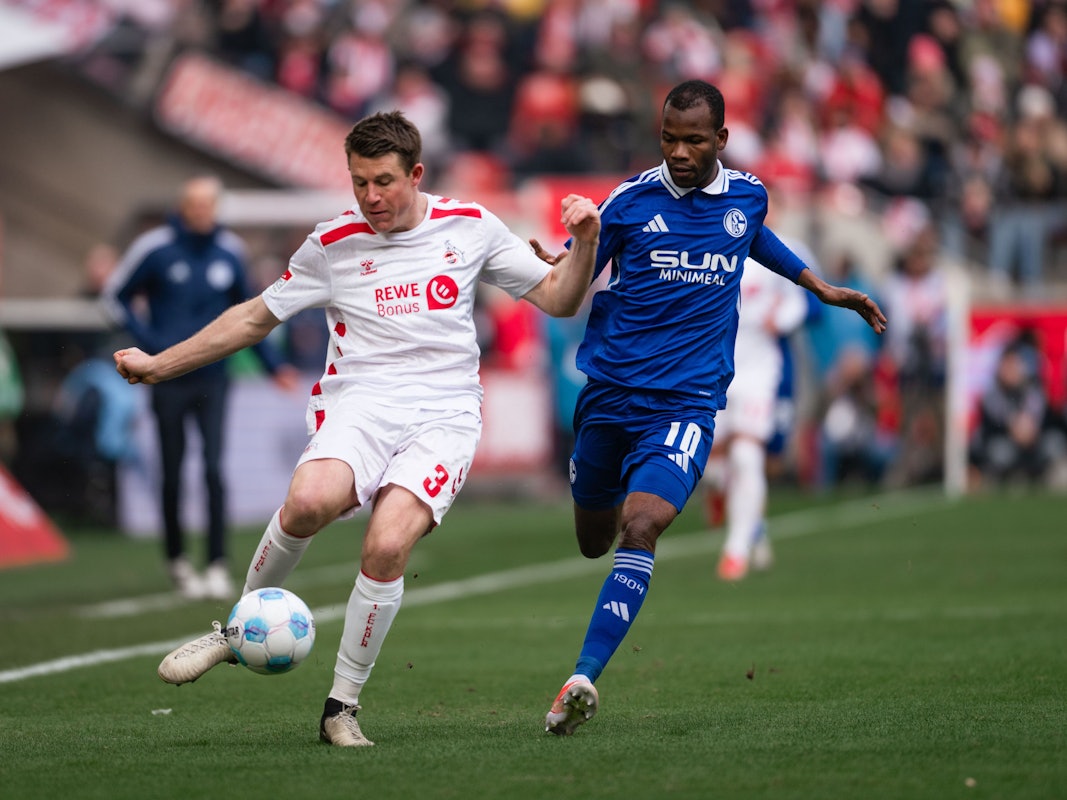 Dominique Heintz und Schalkes Pape Meissa Ba kämpfen um den Ball.