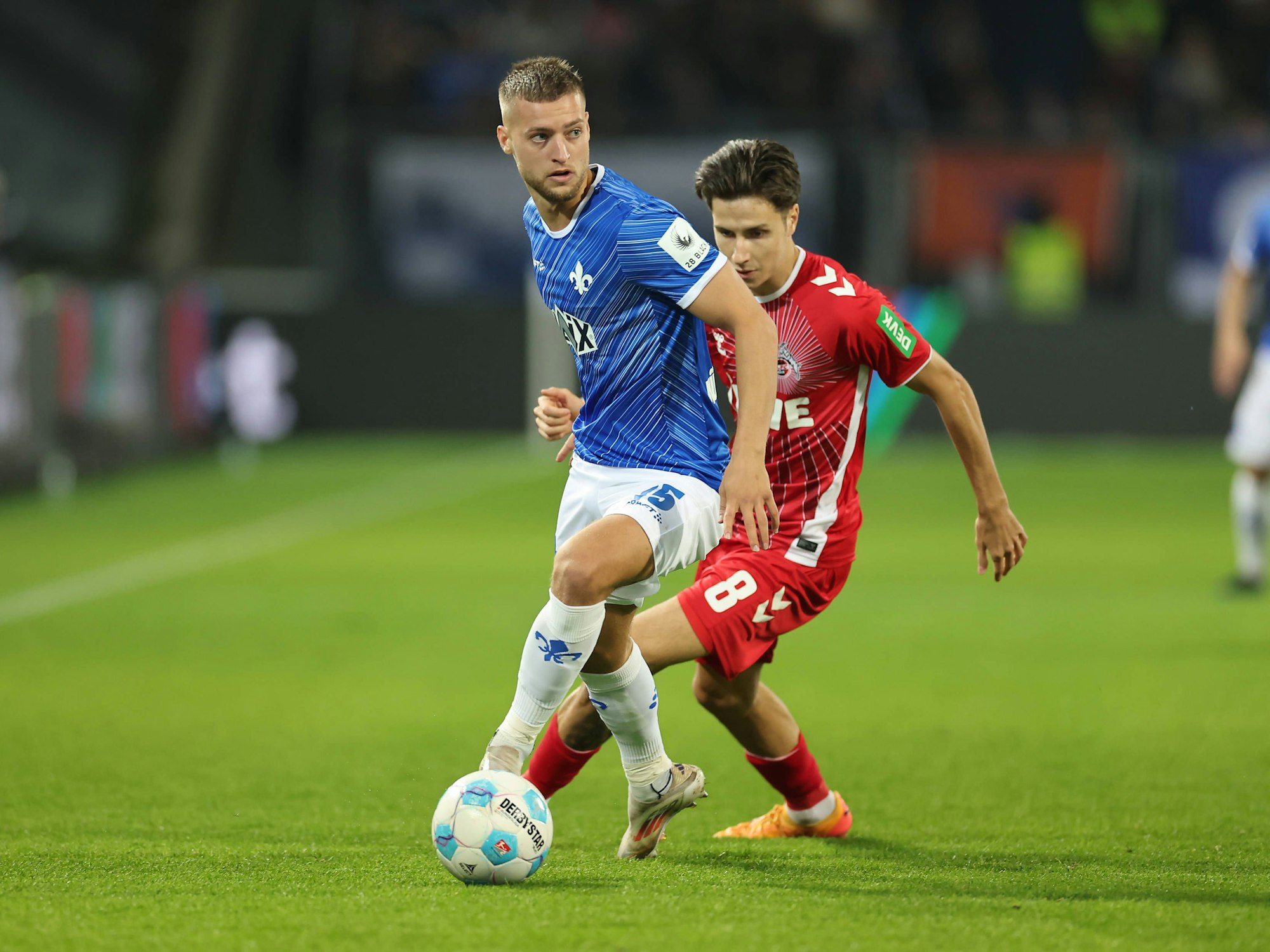Fabian Nürnberger beim Duell mit Denis Huseinbasic im Spiel zwischen Darmstadt 98 und dem 1. FC Köln