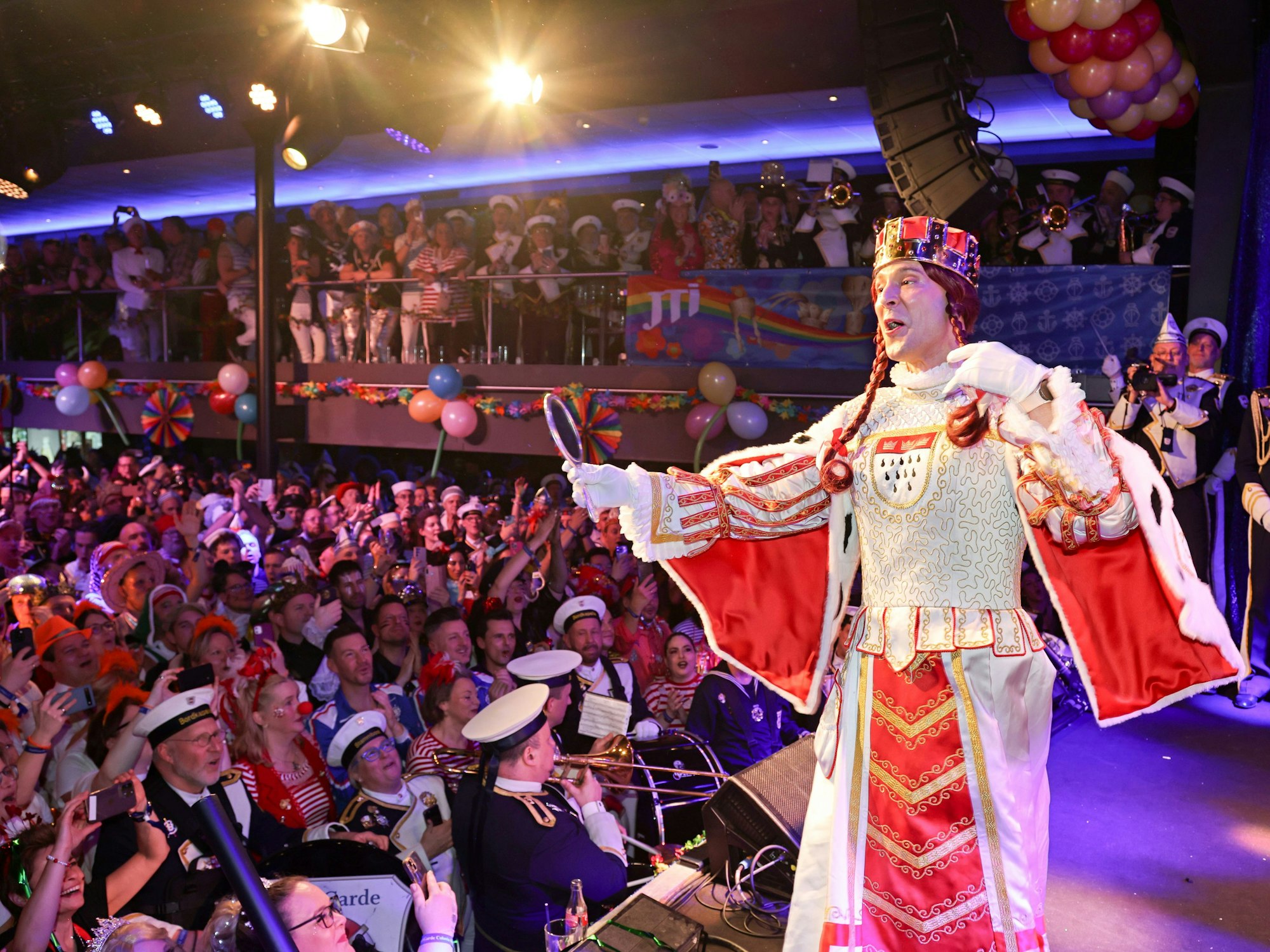 Jungfrau Marlis tanzt auf der Schiffsbühne.