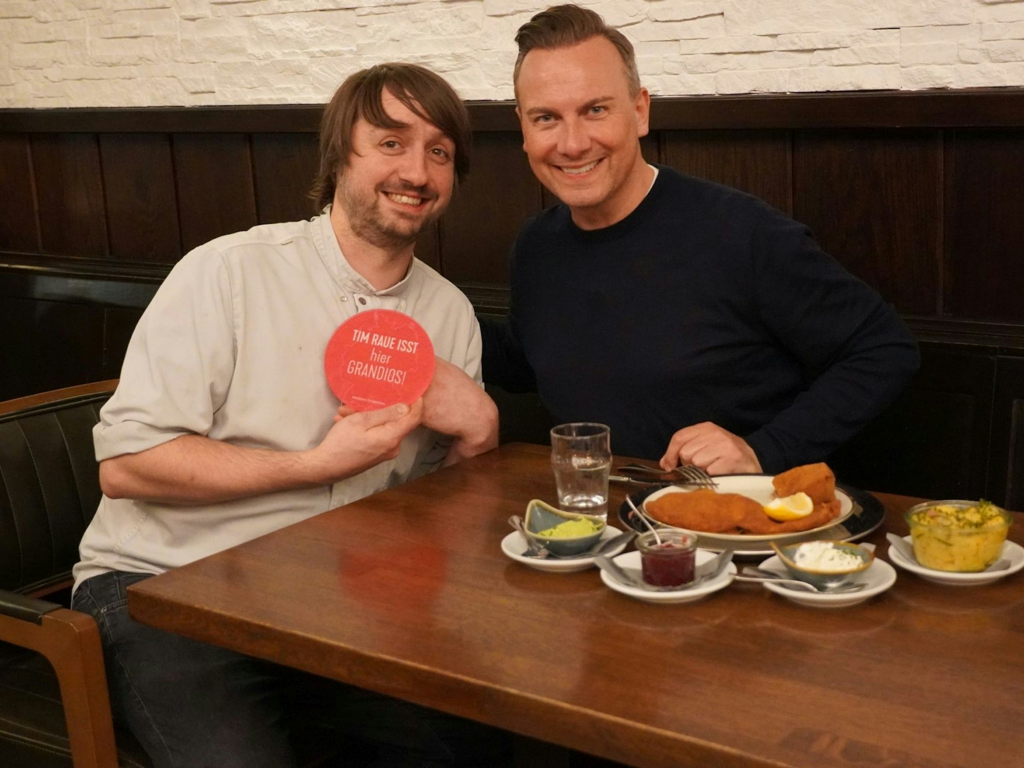 Michael Scherz mit Tim Raue in seinem Kölner Gasthaus.