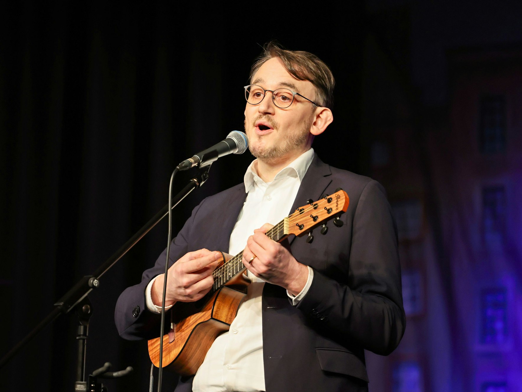 Fabian Rangol singt und spielt auf der Bühne.