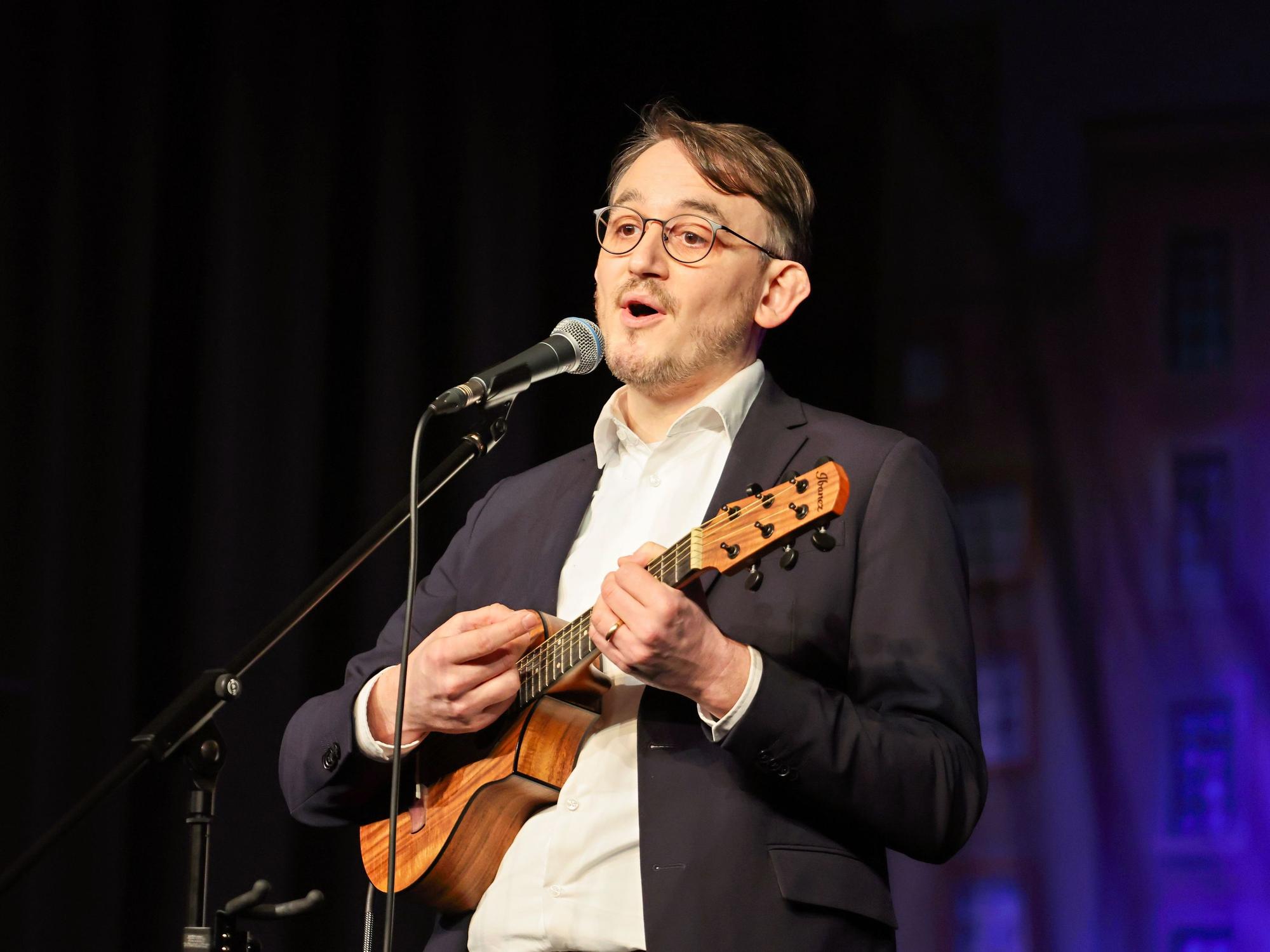 Fabian Rangol singt und spielt auf der Bühne.