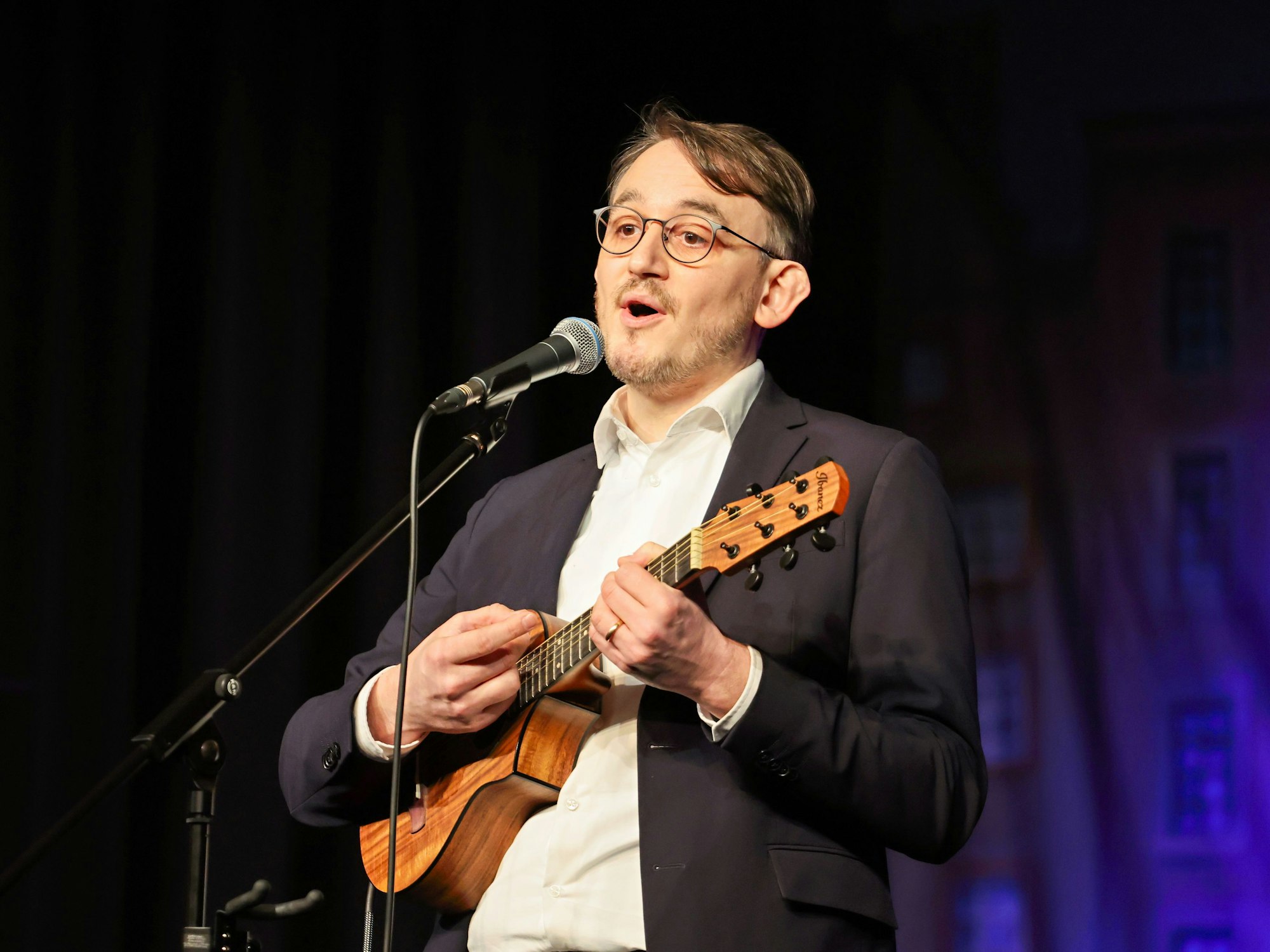 Fabian Rangol singt und spielt auf der Bühne.