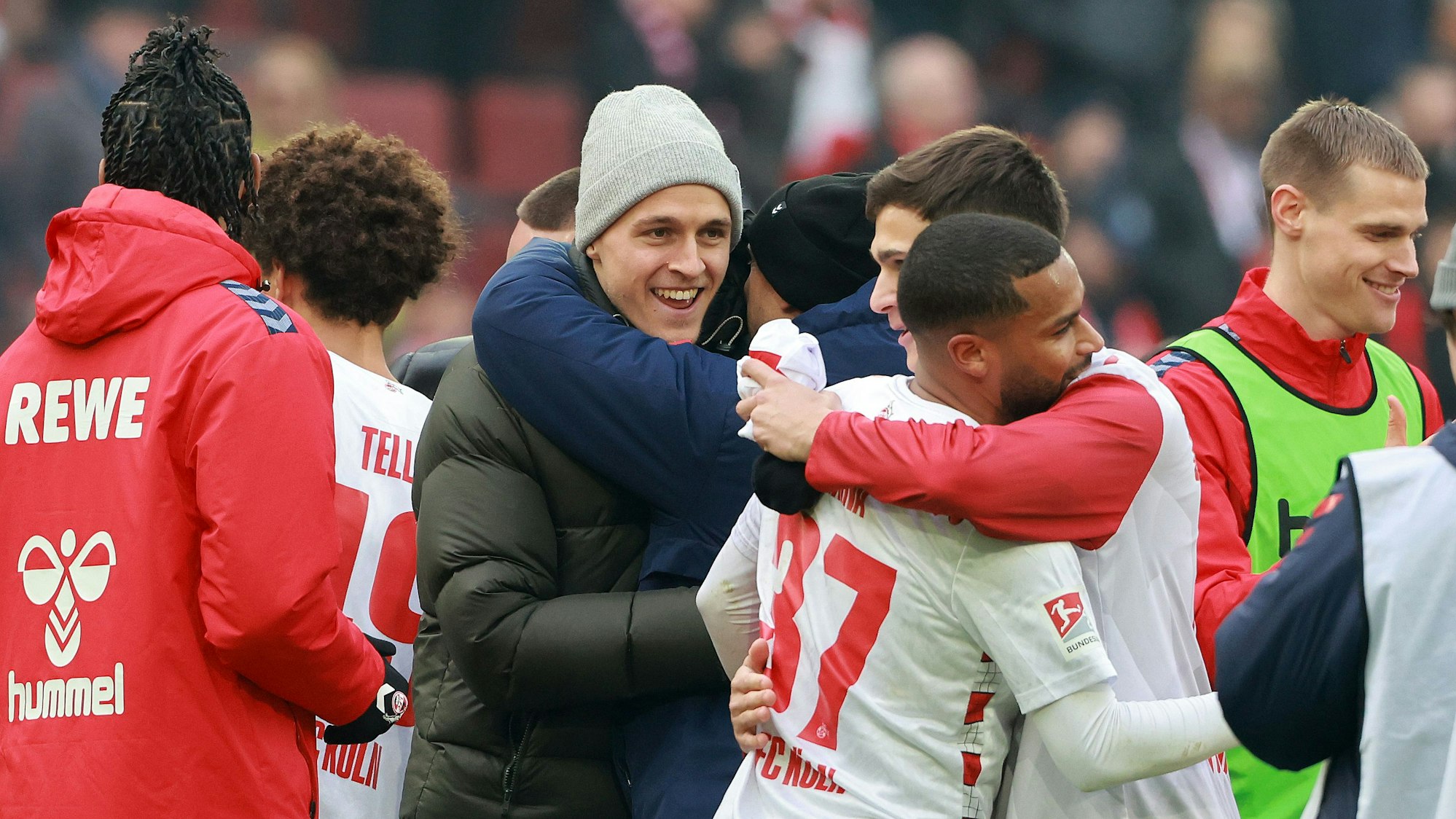 Der gesperrte Kapitän Timo Hübers jubelt mit seinen FC-Kollegen nach dem Sieg gegen Schalke.