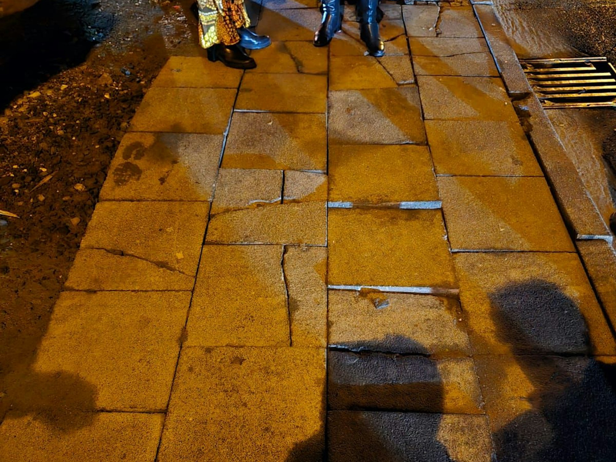 Lose Gehwegplatten auf einer Straße.