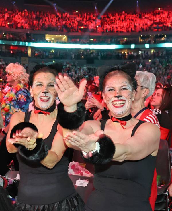 Kostümierte Jecke feiern in der Lanxess-Arena.