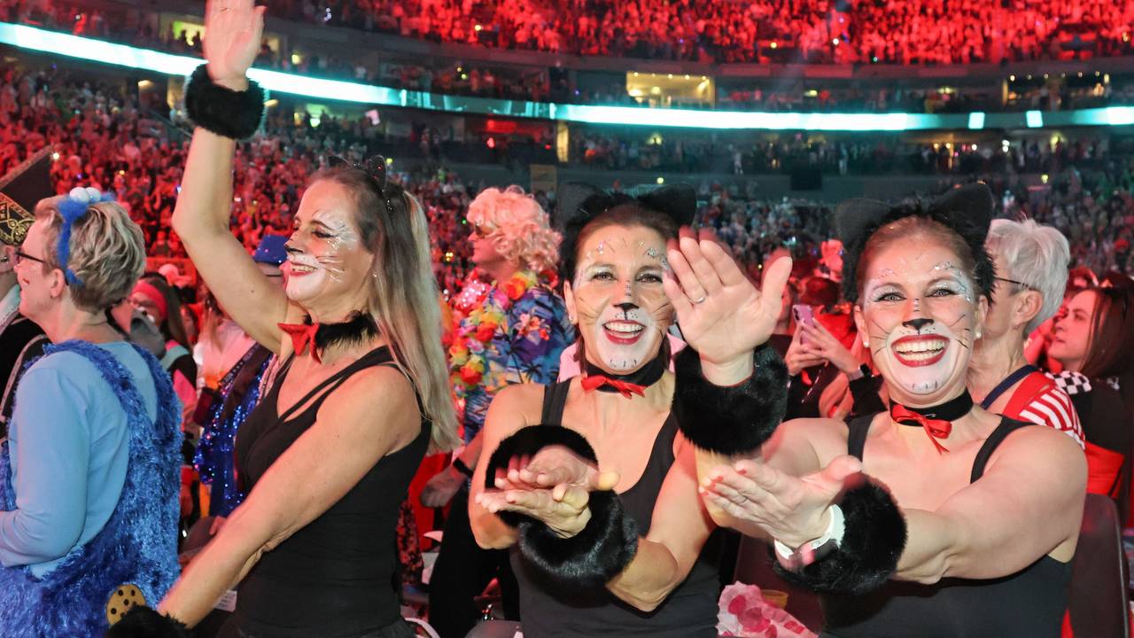 Kostümierte Jecke feiern in der Lanxess-Arena.