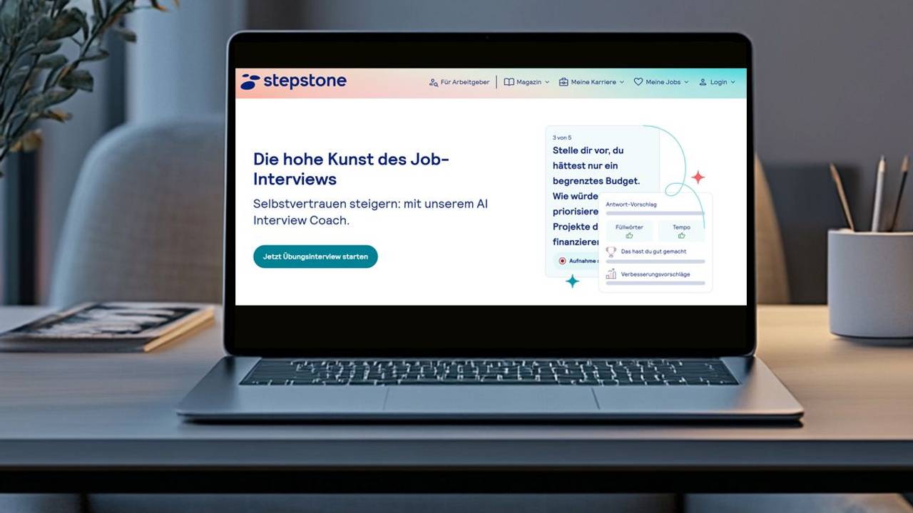 Ein Laptop steht geöffnet auf einem Schreibtisch. Das Display zeigt die Website von StepStone und die Seite des AI Interview Coach.