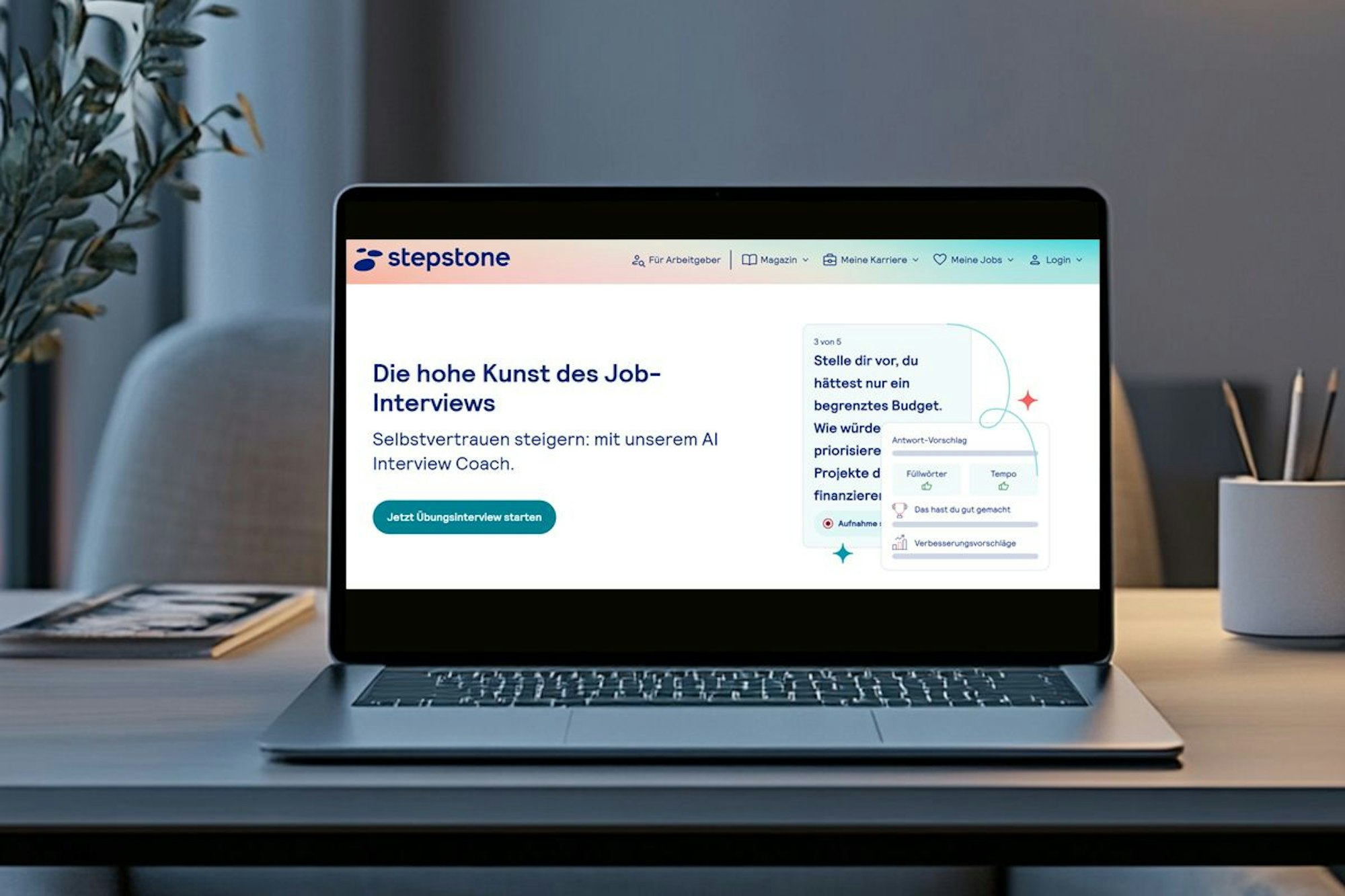 Ein Laptop steht geöffnet auf einem Schreibtisch. Das Display zeigt die Website von StepStone und die Seite des AI Interview Coach.