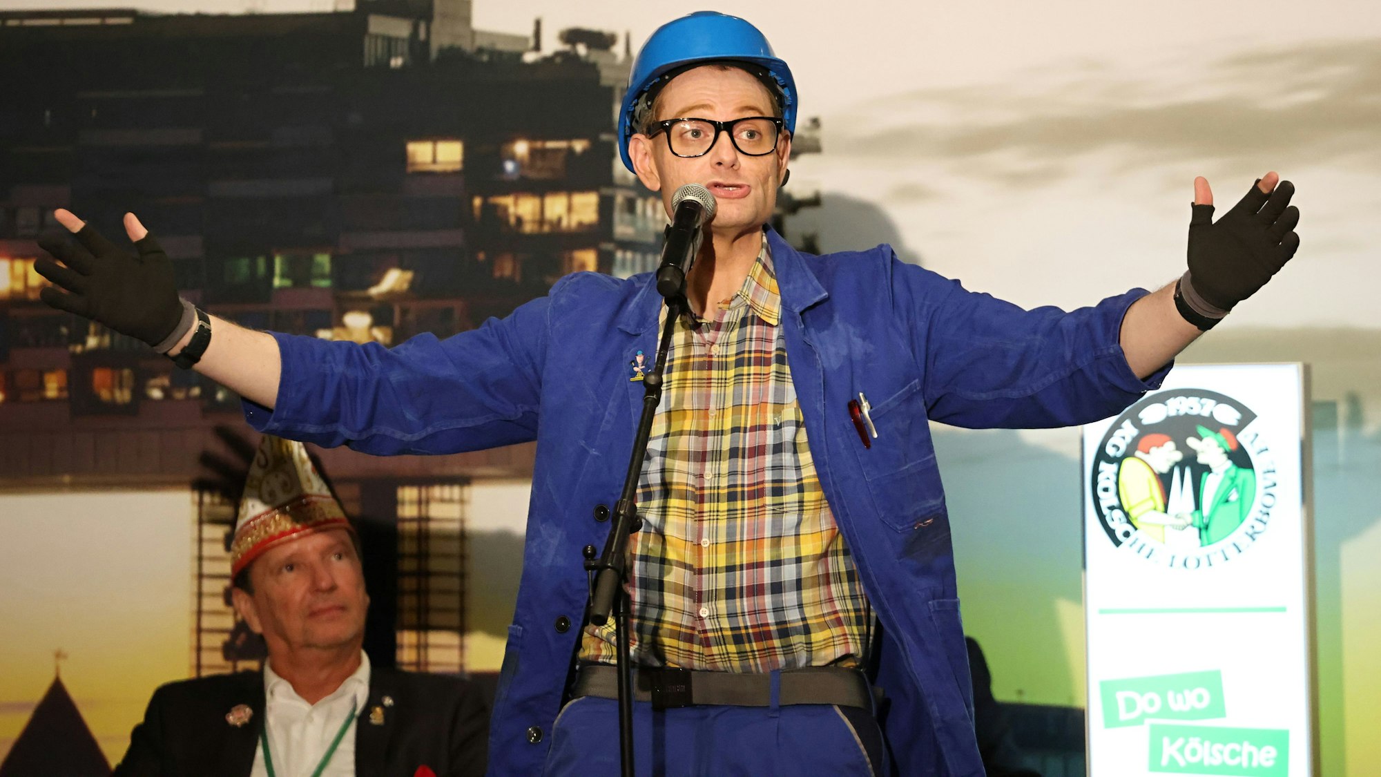 Handwerker Peters hält seine Büttenrede.