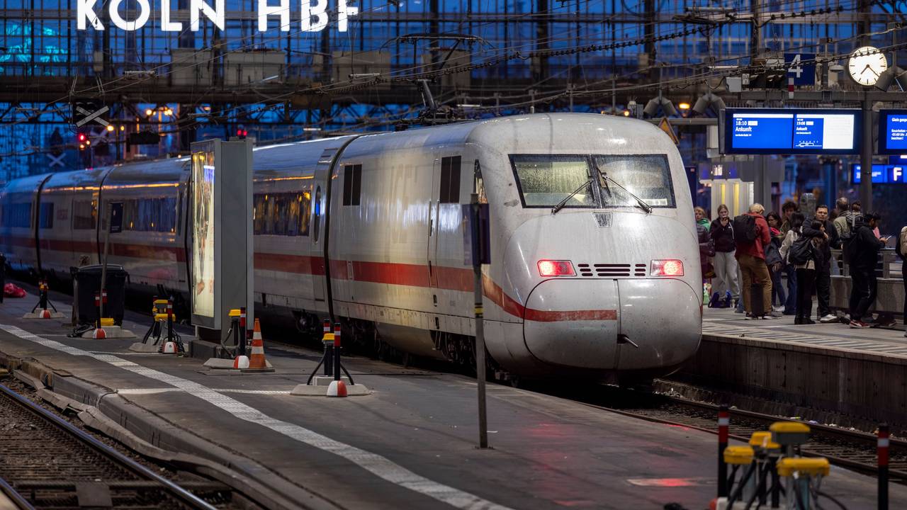 Ein ICE steht am 27. September 2024 im Kölner Hauptbahnhof.