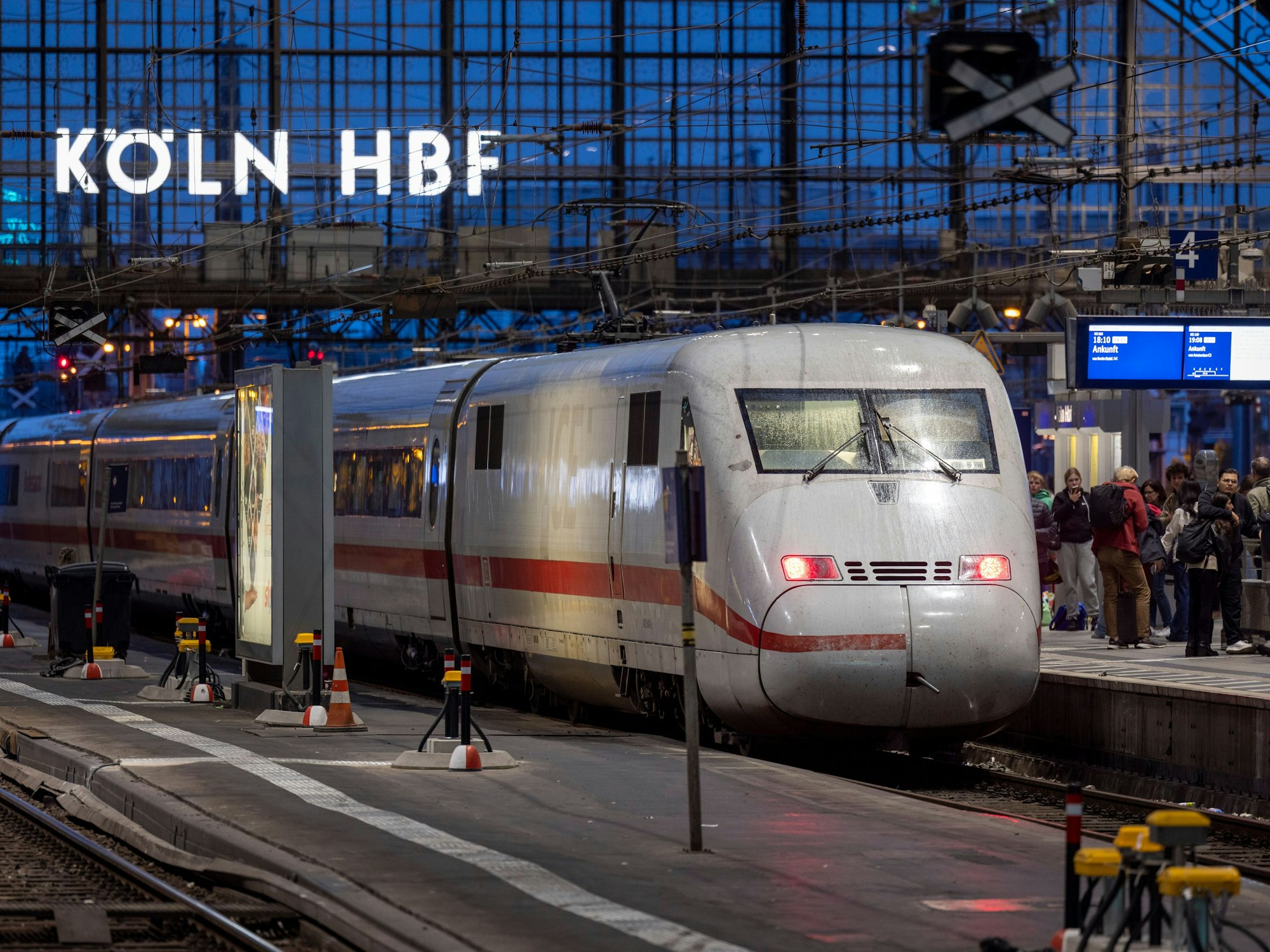 Ein ICE steht am 27. September 2024 im Kölner Hauptbahnhof.