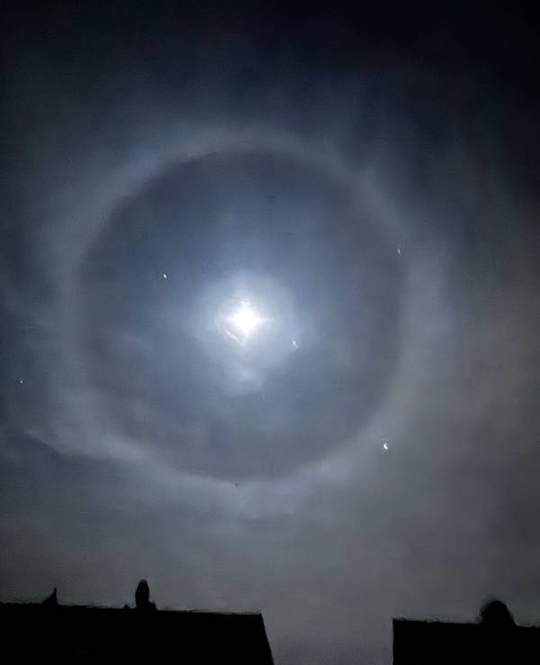 Der Mond weist den Halo-Effekt auf. Dabei ist der Mond von einem Kreis umzeichnet.