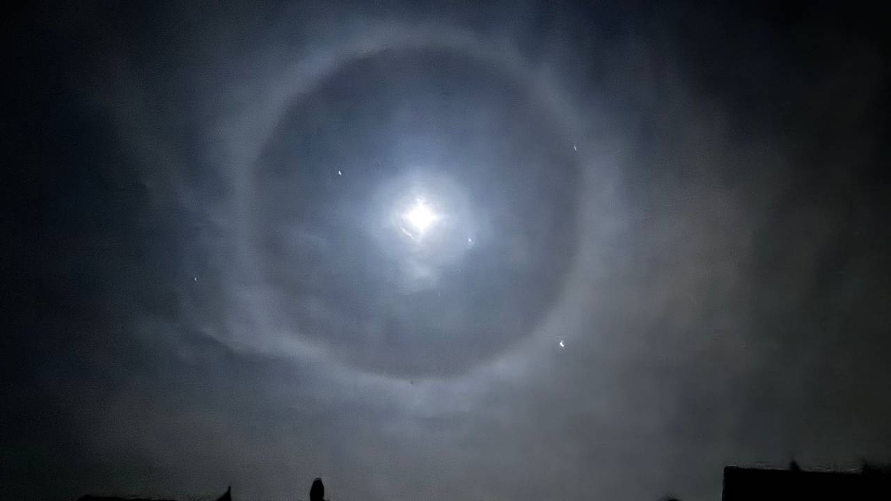 Der Mond weist den Halo-Effekt auf. Dabei ist der Mond von einem Kreis umzeichnet.