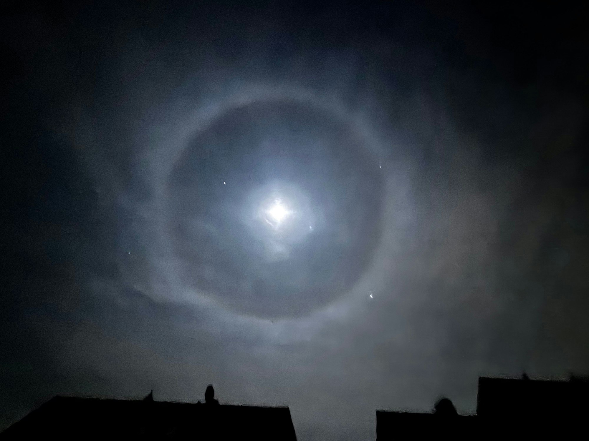 Der Mond weist den Halo-Effekt auf. Dabei ist der Mond von einem Kreis umzeichnet.