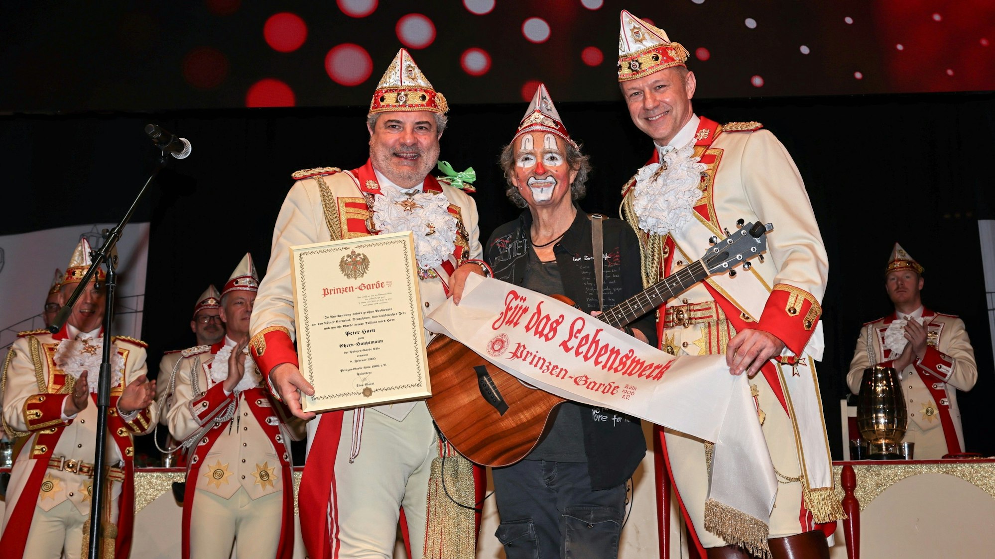 Dino Massi, Peter Horn und Marcus Gottschalk stehen auf der Bühne.