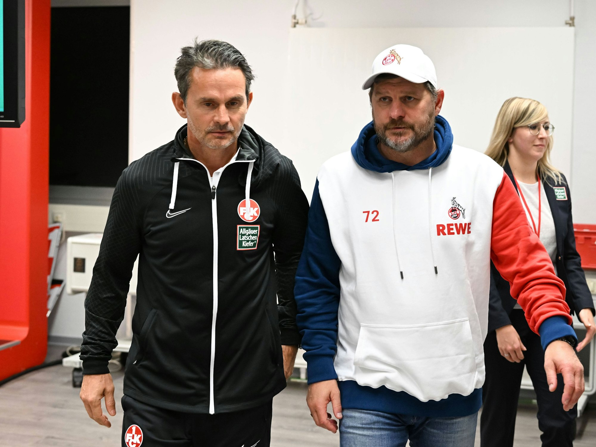 Fußball-Trainer Dirk Schuster (l.) gemeinsam mit Steffen Baumgart am 31. Oktober 2023 nach dem DFB-Pokalspiel zwischen dem 1. FC Kaiserslautern und dem 1. FC Köln.