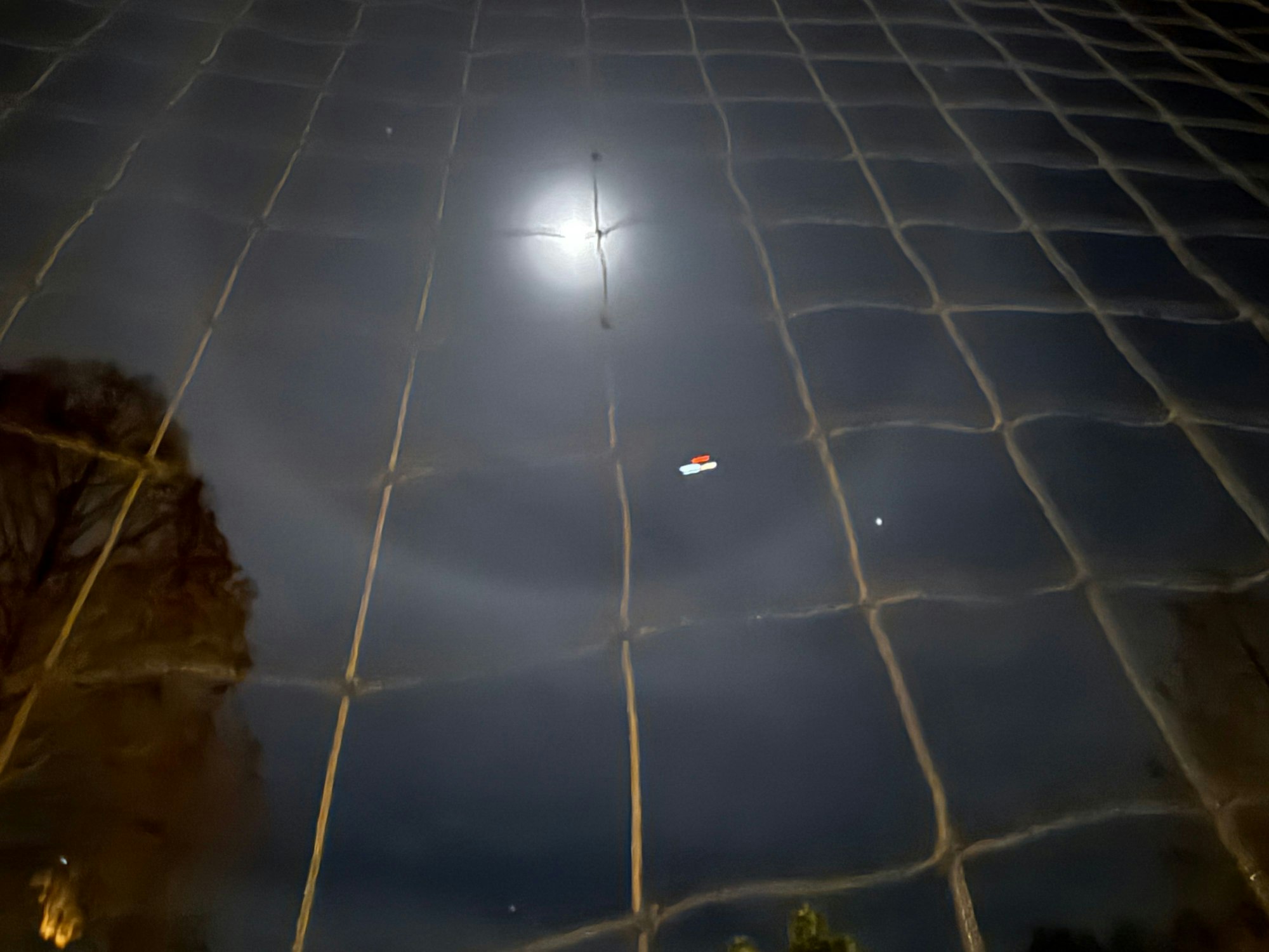Emanuel Schmidt fotografierte den Mond von seinem Balkon aus in Köln-Stammheim.