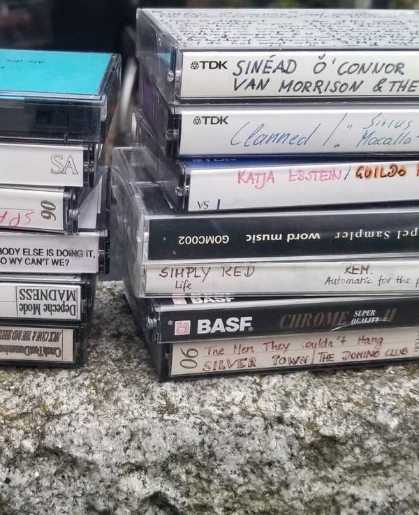 „Zu verschenken“: Kassetten liegen auf einer Mauer. Wer Interesse hat, kann sie mitnehmen.