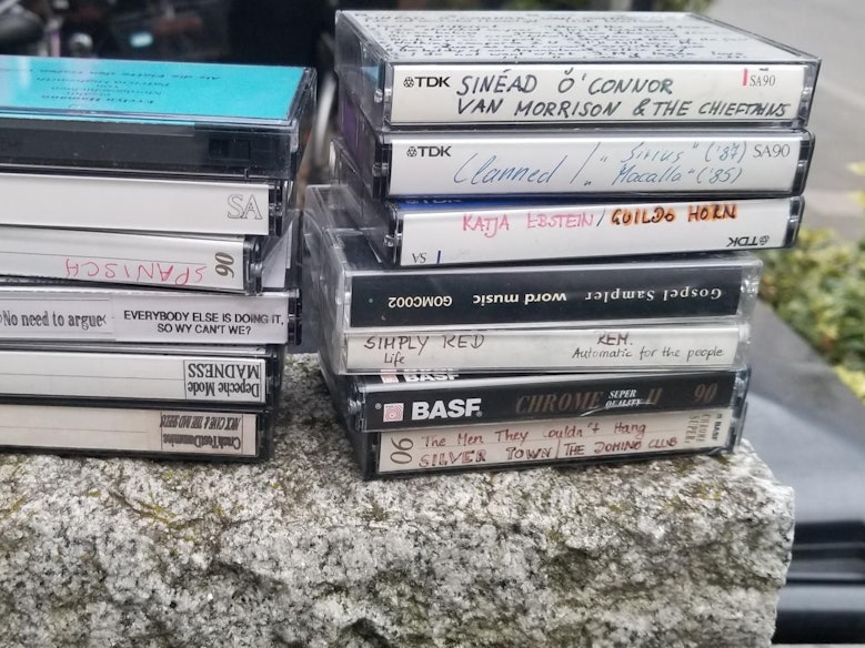 „Zu verschenken“: Kassetten liegen auf einer Mauer. Wer Interesse hat, kann sie mitnehmen.