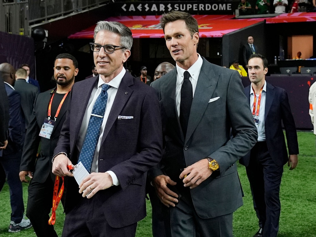 Tom Brady am 9. Februar 2025 beim Super Bowl der NFL. Am linken Handgelenk trägt er eine teure Uhr.