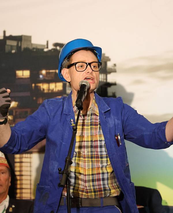 Kai Kramosta als Handwerker Peters auf der Bühne.