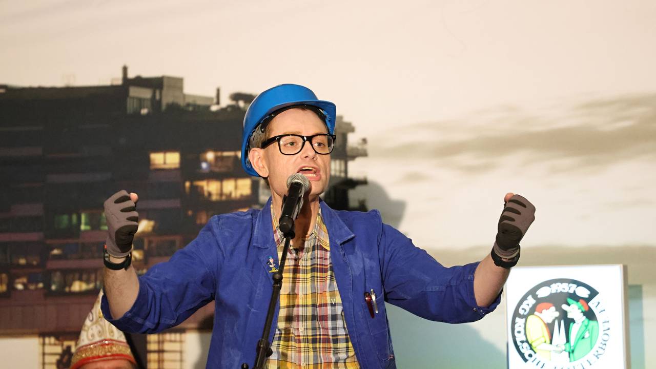 Kai Kramosta als Handwerker Peters auf der Bühne.