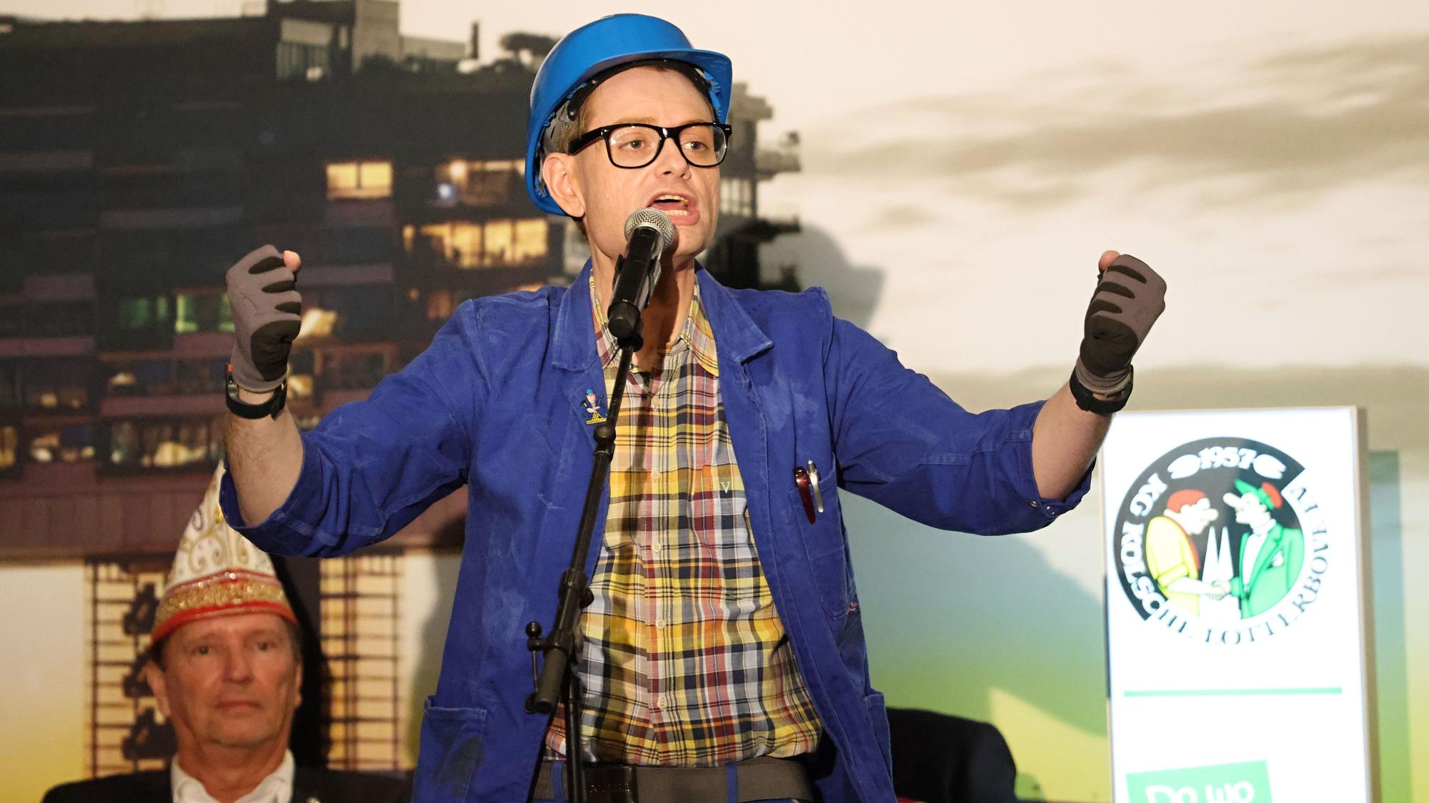 Kai Kramosta als Handwerker Peters auf der Bühne.