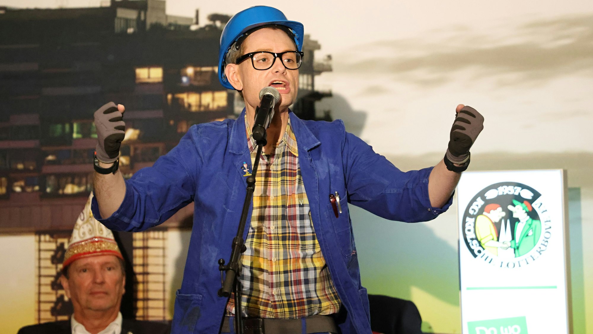 Kai Kramosta als Handwerker Peters auf der Bühne.