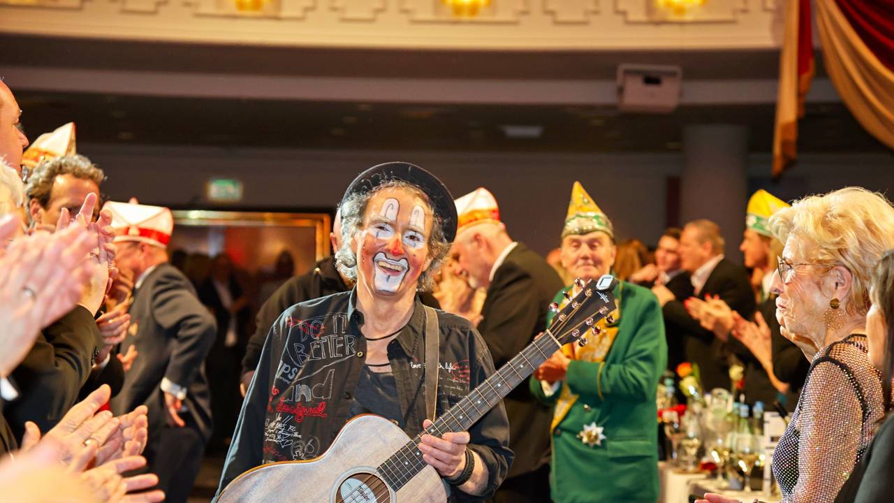 Peter Horn geht mit seiner Gitarre zur Bühne.
