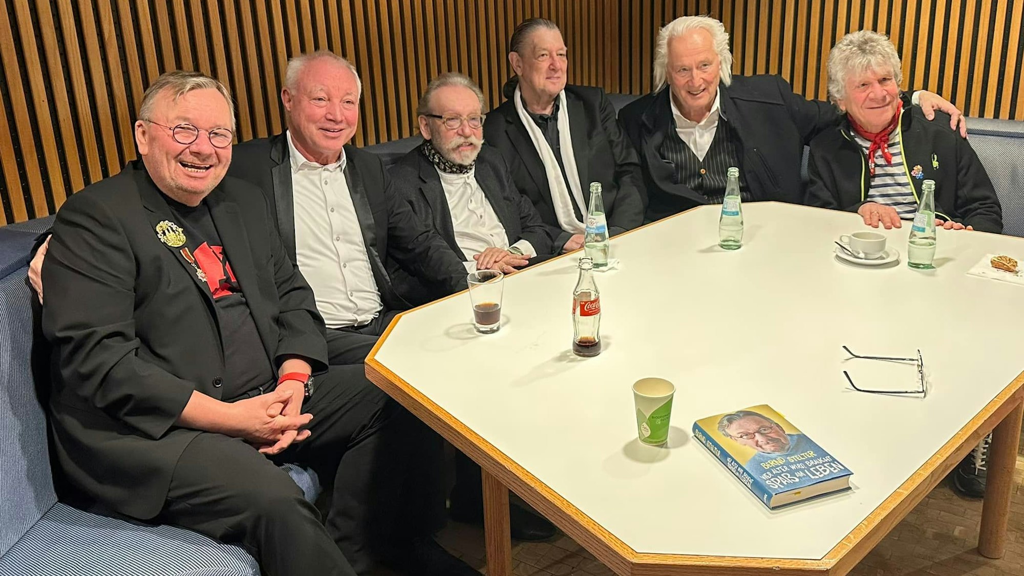 Bernd Stelter, Ex-Höhner Peter Werner und Janus Fröhlich, Musikproduzent Thomas Brück, Hannes Schöner (Höhner) und Bömmel Lückerath sitzen zusammen.