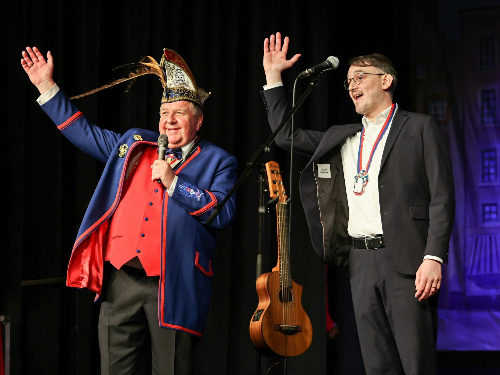 Udo Jansen steht mit Fabian Rangol auf der Bühne.