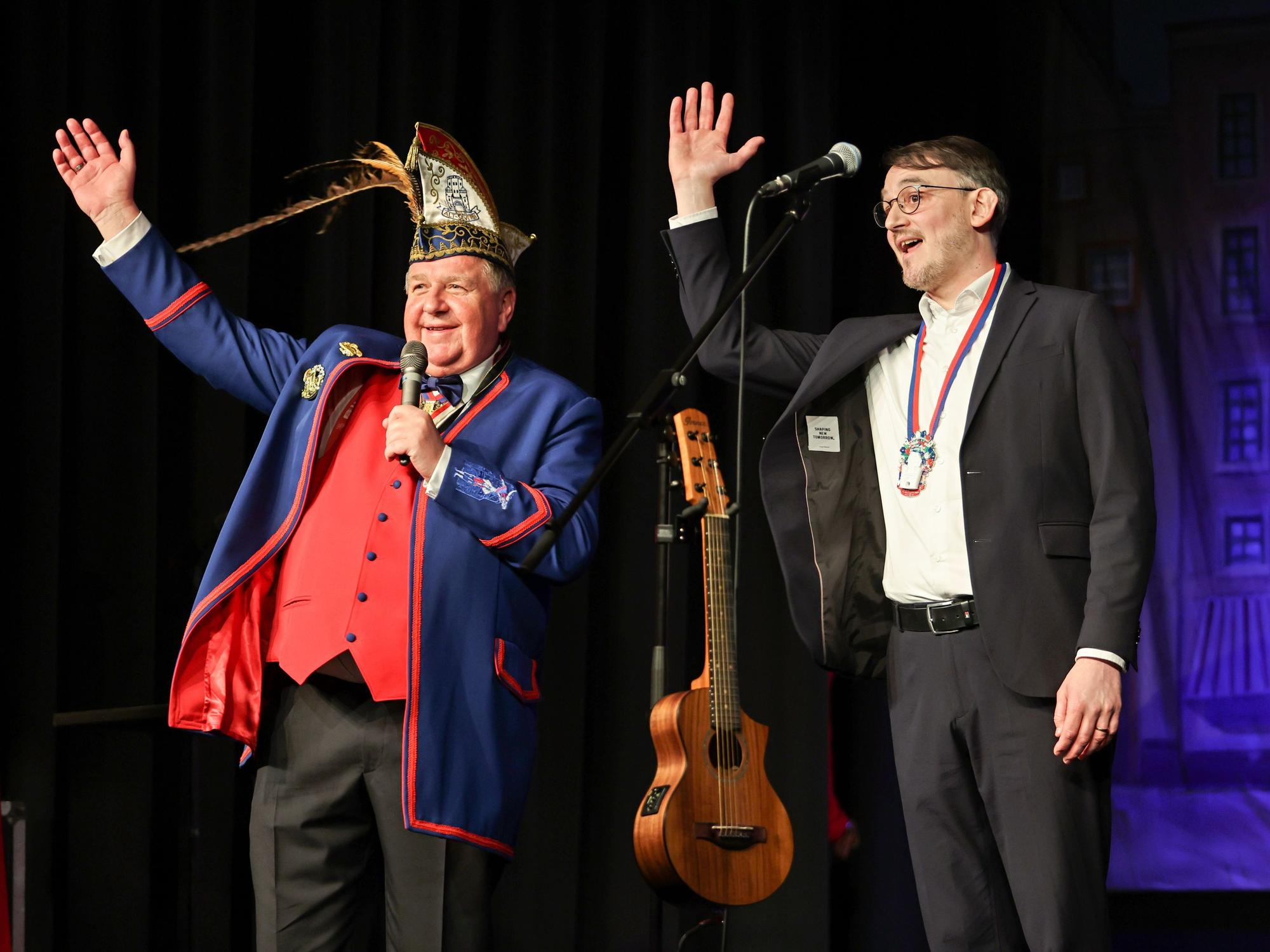 Udo Jansen steht mit Fabian Rangol auf der Bühne.