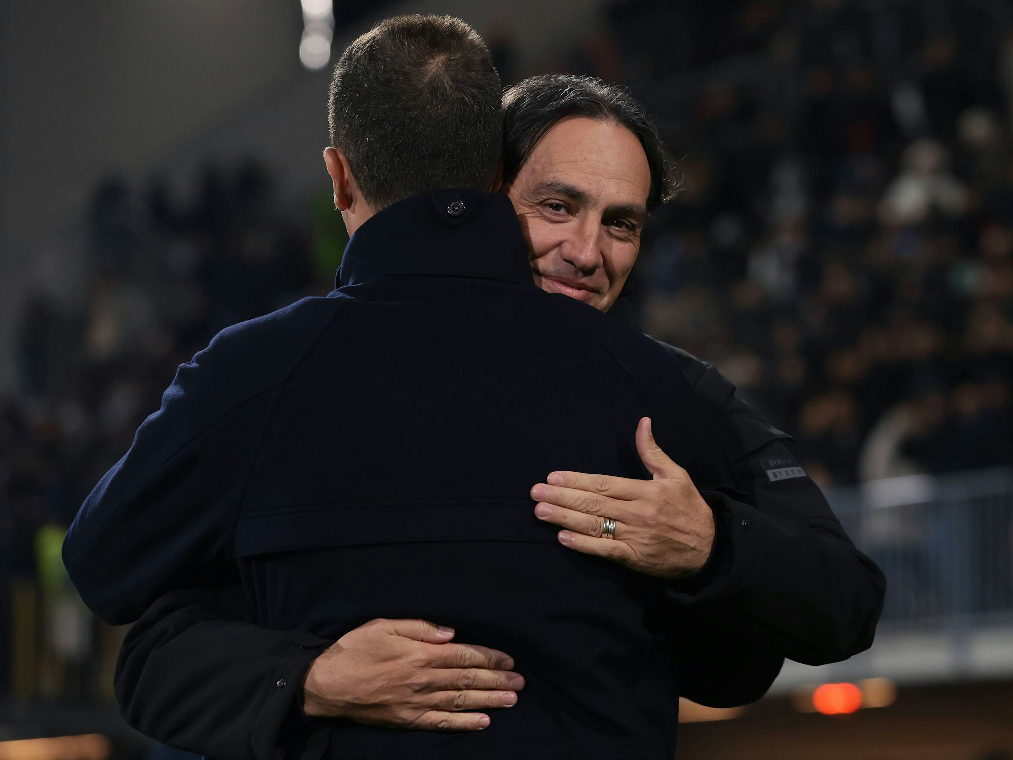 Monza-Coach Alessandro Nesta umarmt Juventus-Trainer Thiago Motta nach einem Serie-A-Spiel.