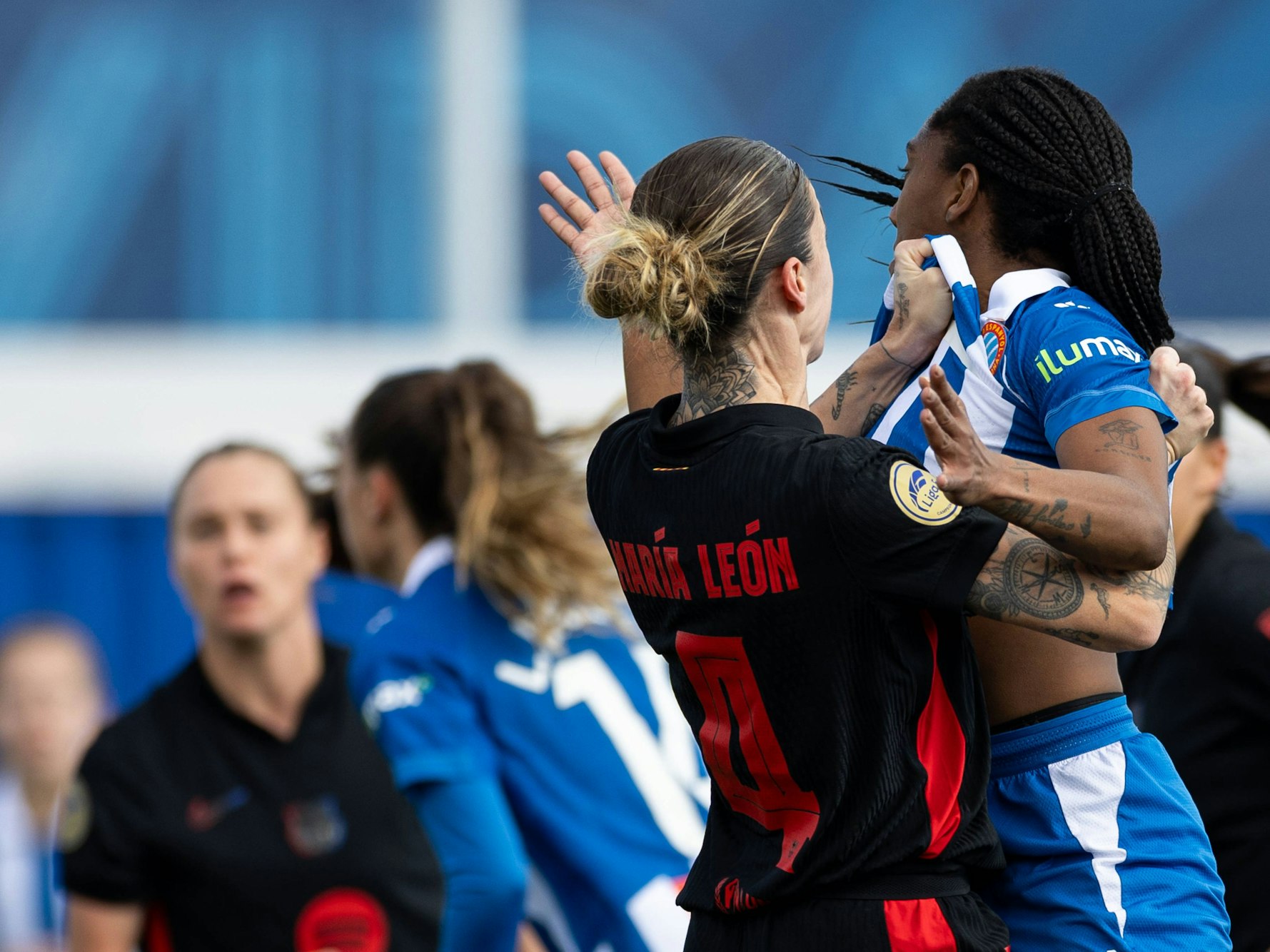 Mapi León zerrt Daniela Caracas am Trikot.