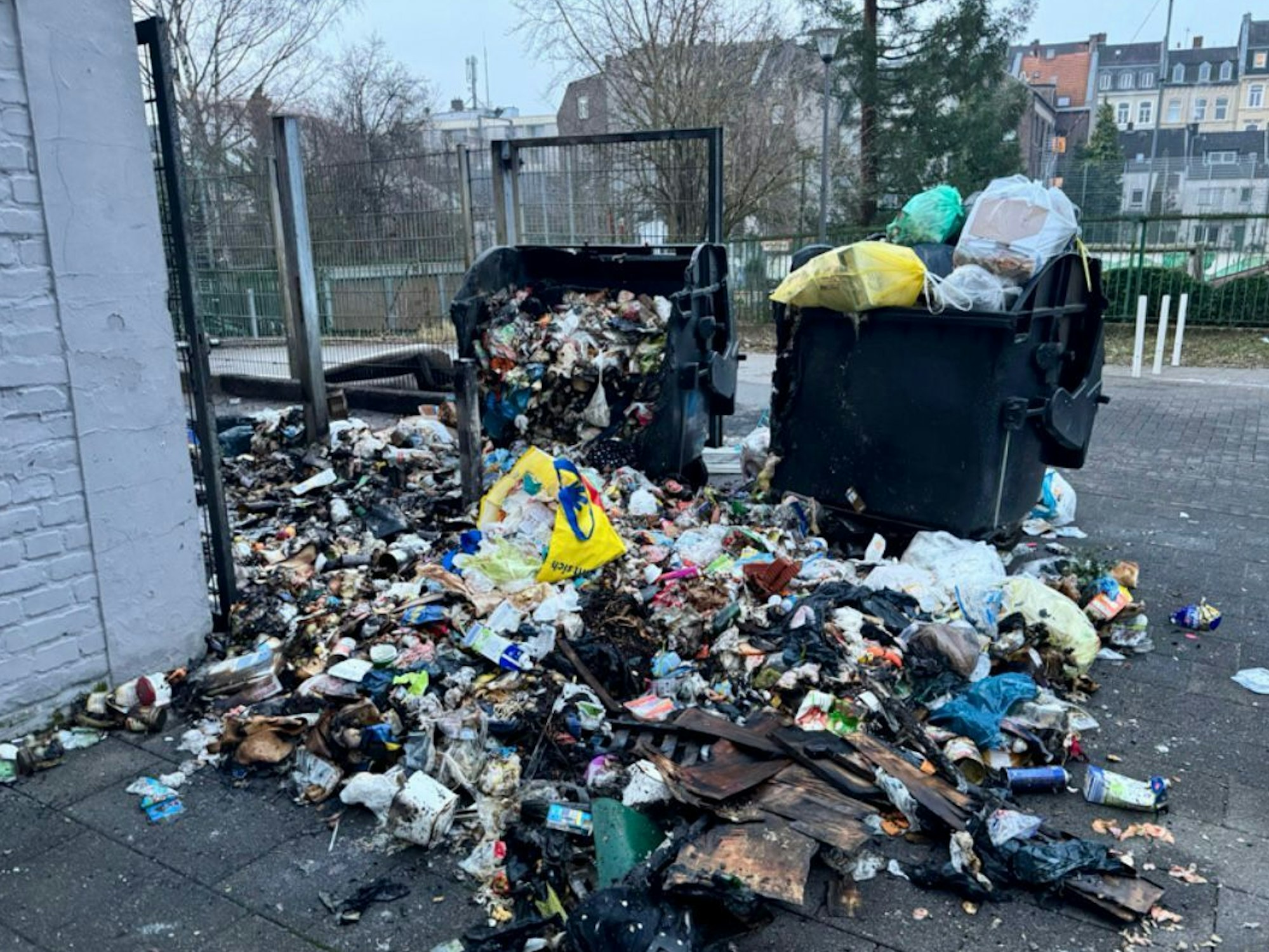 Nach dem Feuer entstand ein wahrer Müllberg in der Noellstraße in Köln-Mülheim. Eine Rattenplage war die Folge.