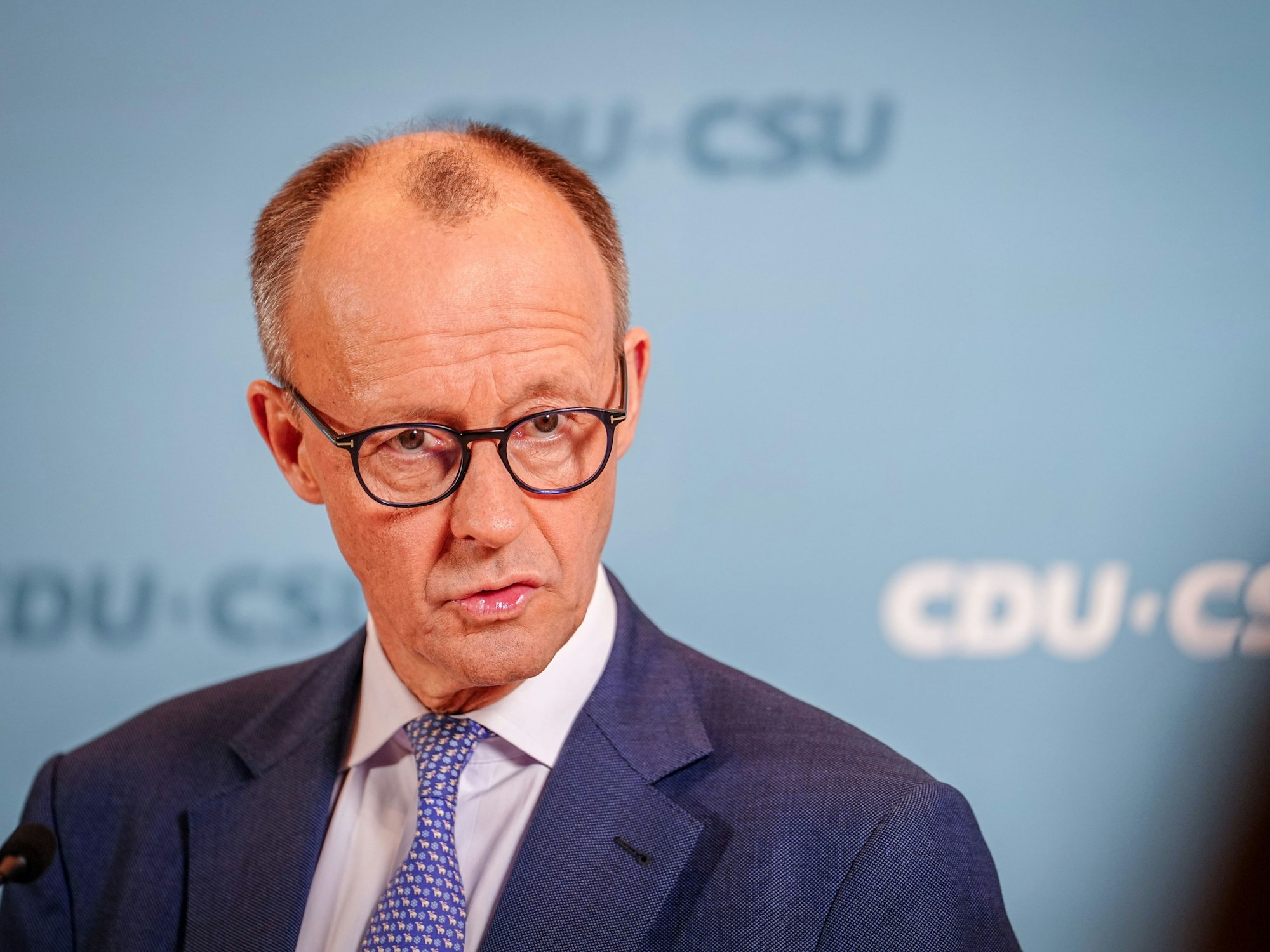 Friedrich Merz, Unions-Kanzlerkandidat und CDU-Bundesvorsitzender, gibt am 10. Februar 2025 ein Pressestatement zu Beginn der Fraktionssitzung seiner Partei ab.