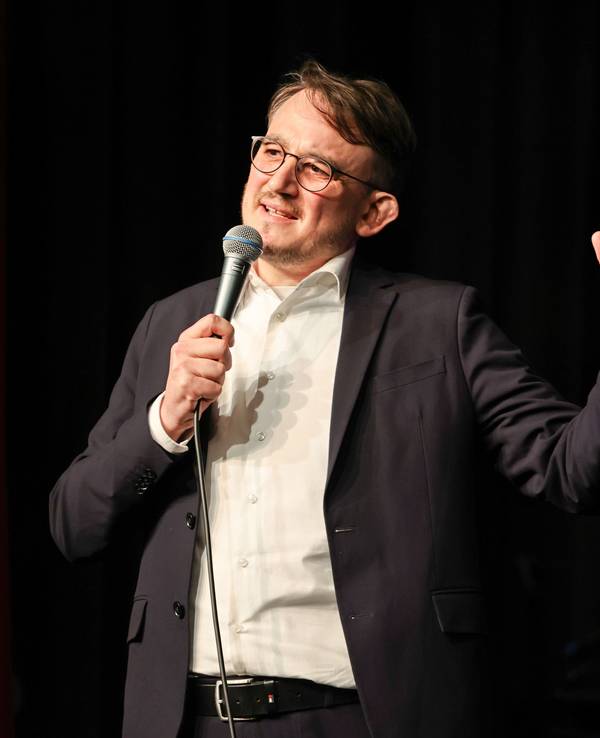 Fabian Rangol steht als Redner auf der Bühne.