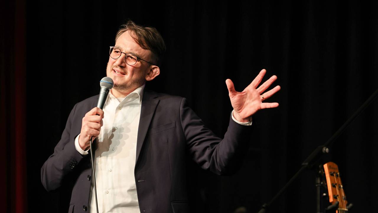 Fabian Rangol steht als Redner auf der Bühne.