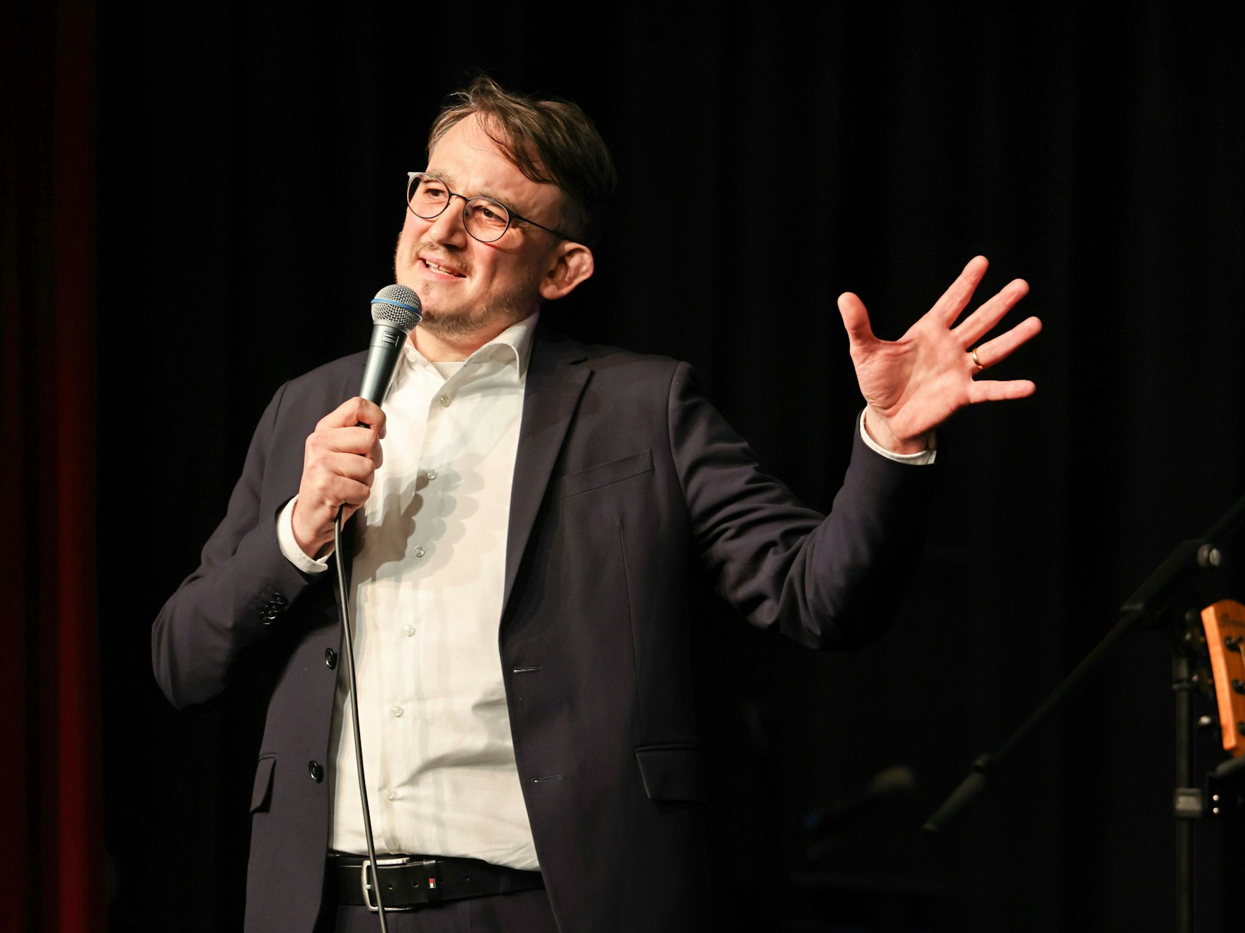 Fabian Rangol steht als Redner auf der Bühne.