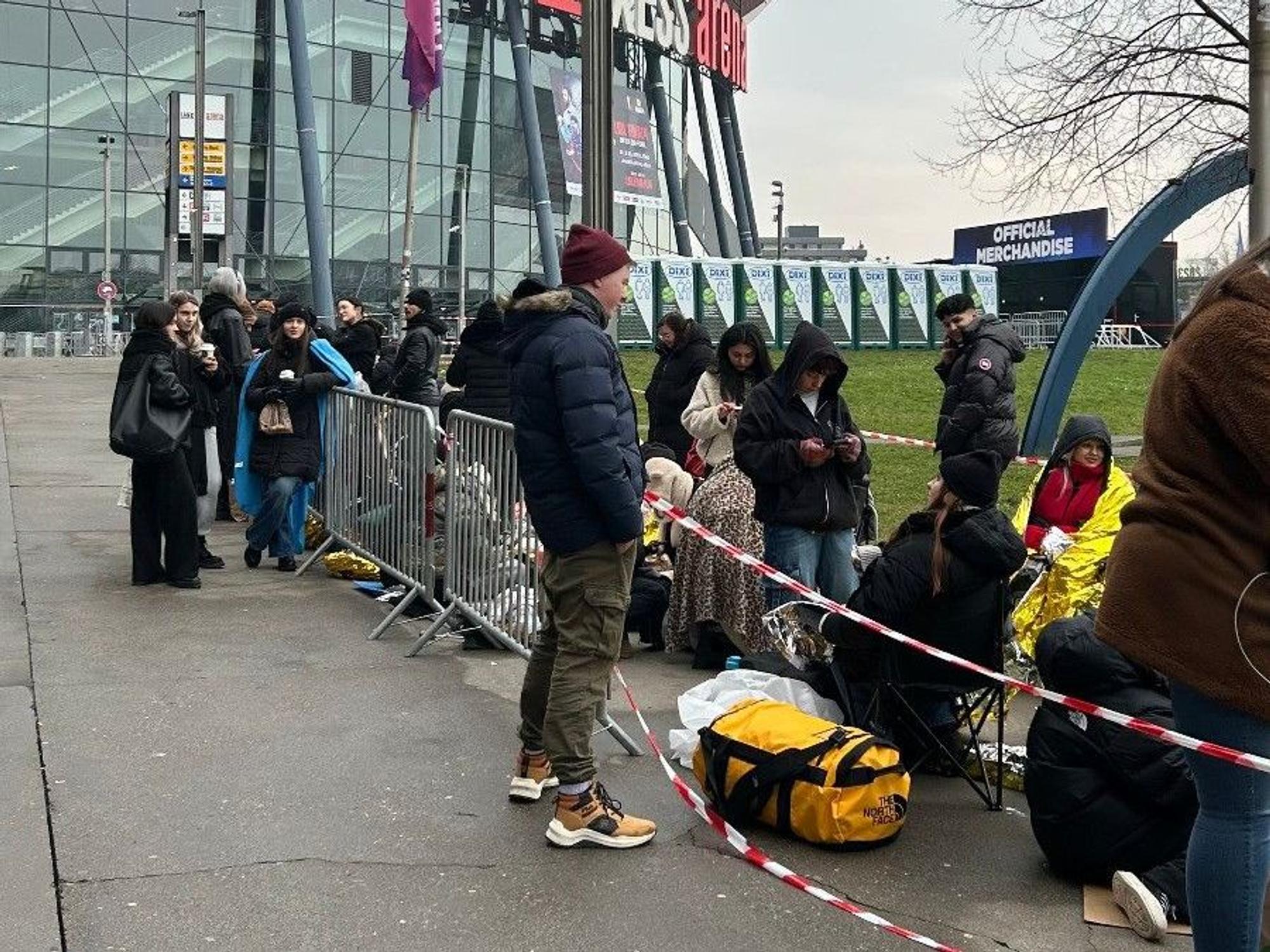 Campierende Fans vor der Lanxess-Arena.