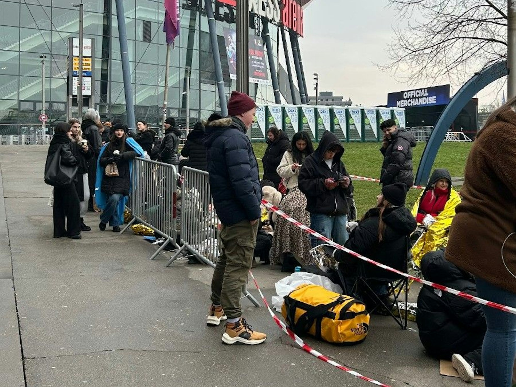 Campierende Fans vor der Lanxess-Arena.